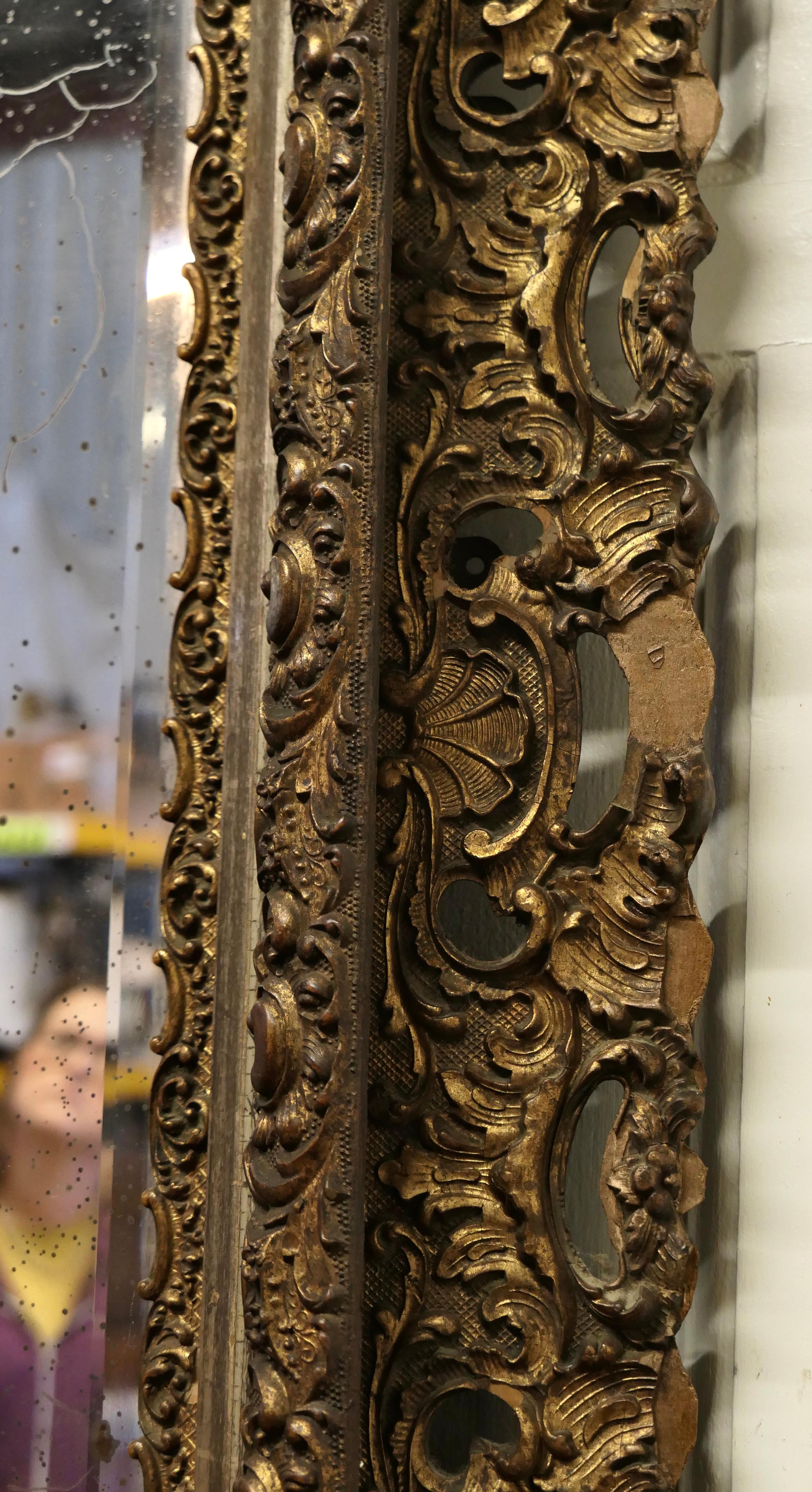 Grand miroir mural rococo carré doré du début du XIXe siècle en vente 2
