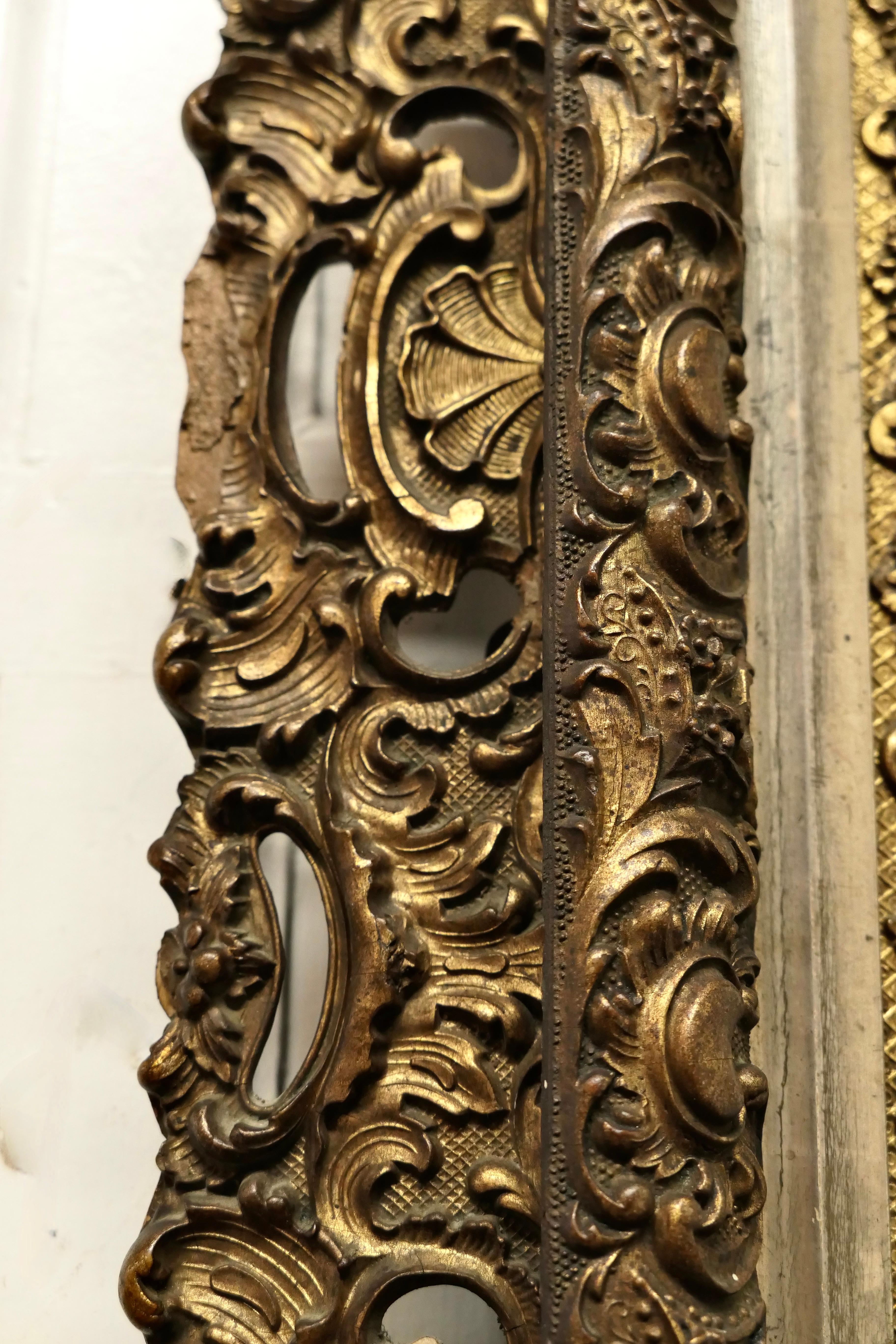Grand miroir mural rococo carré doré du début du XIXe siècle en vente 3