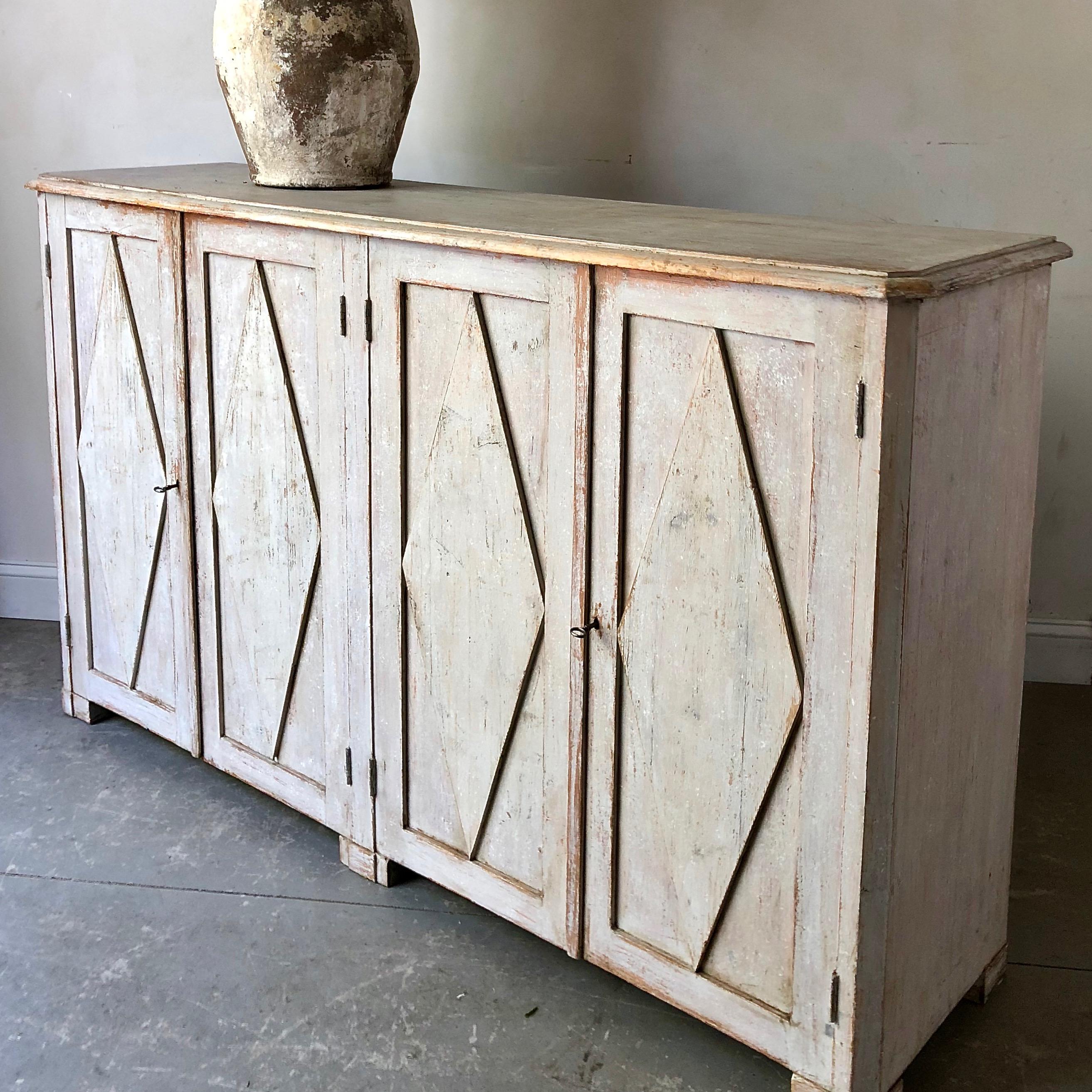 Large early 19th century Swedish Gustavian period sideboard in Classic Gustavian style including four panelled doors with diamond shaped lozenges. Wonderful find!
Stockholm, Sweden, circa 1810-1820.
Surprising pieces and objects, authentic,