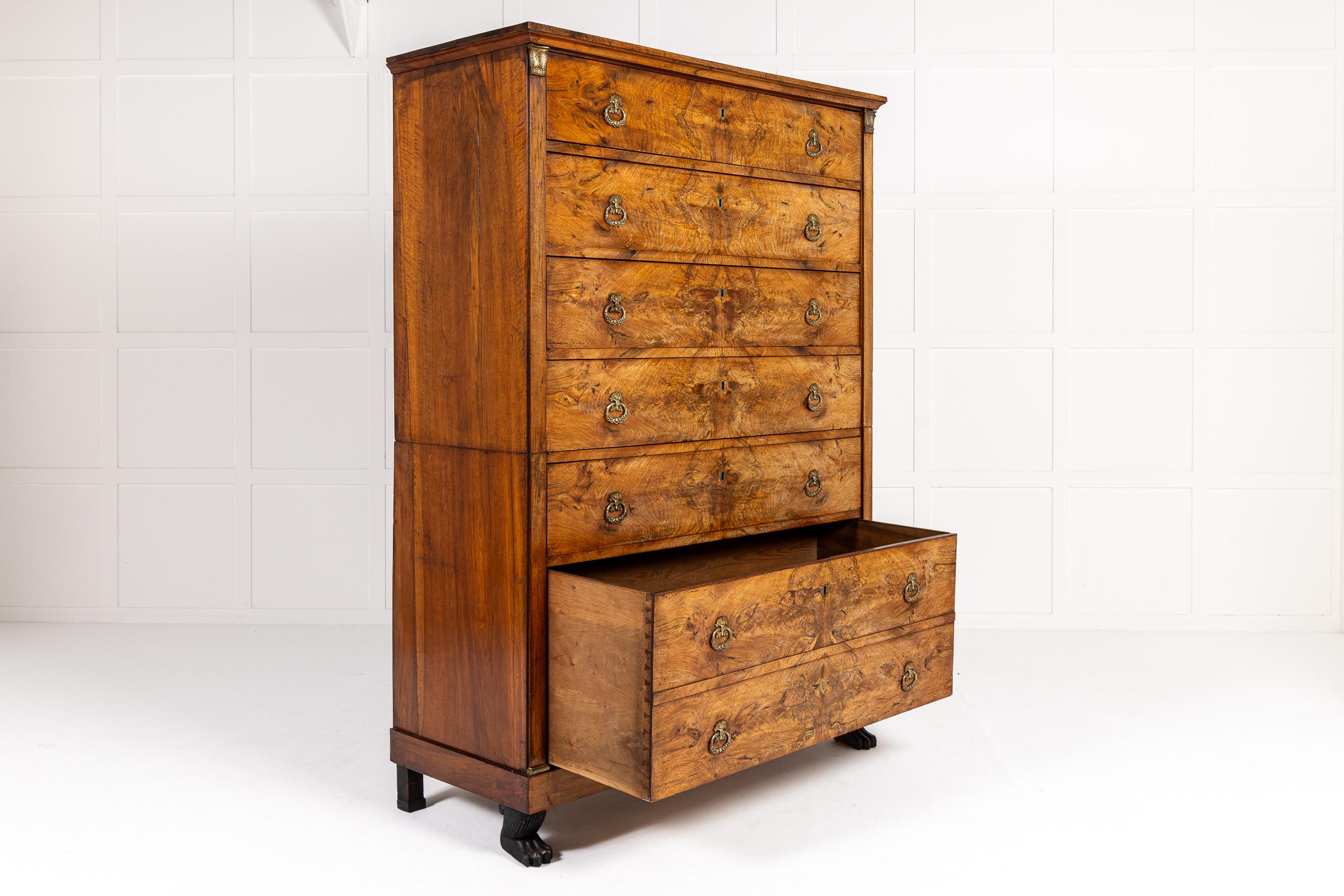 Grande cassettiera in legno di noce dei primi del XIX secolo in vendita 7