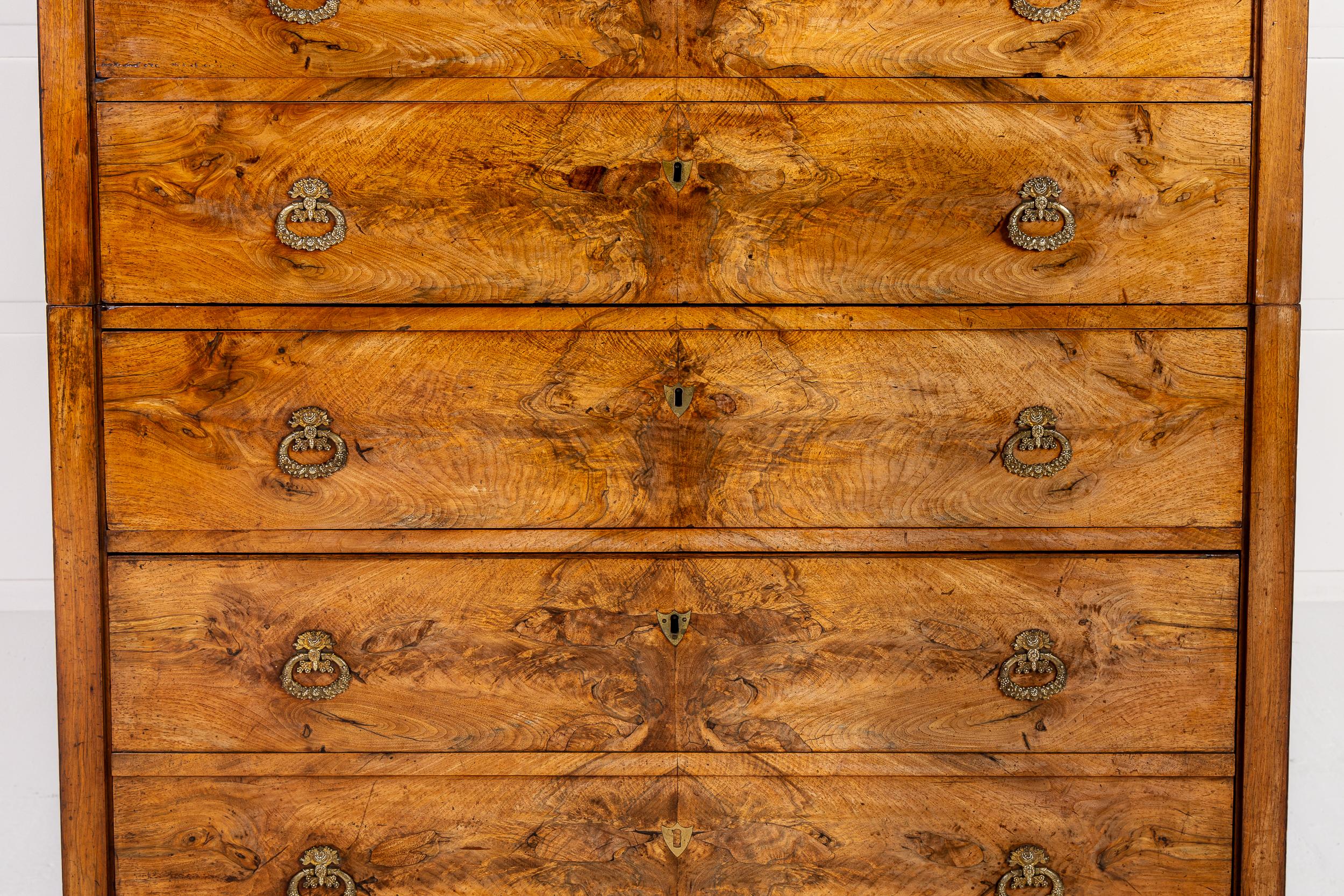 Noce Grande cassettiera in legno di noce dei primi del XIX secolo in vendita