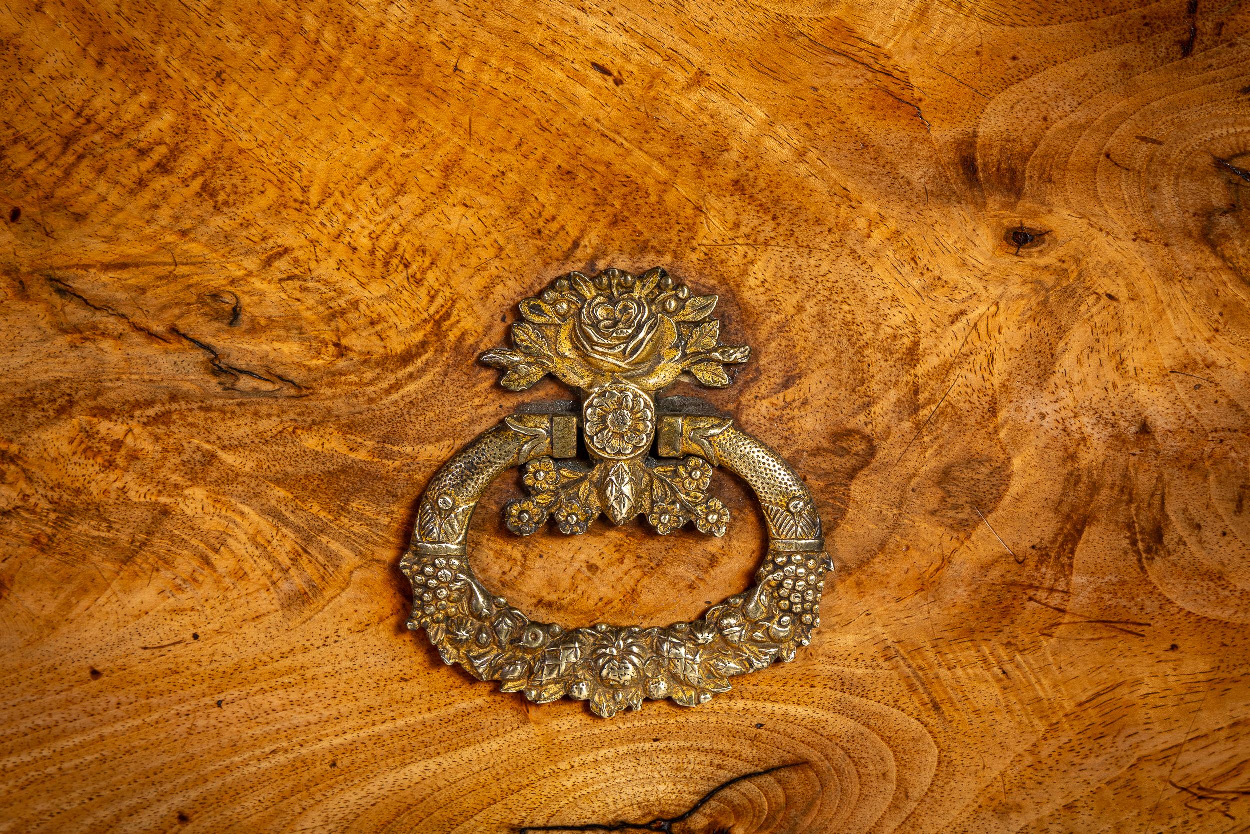 Grande cassettiera in legno di noce dei primi del XIX secolo in vendita 1