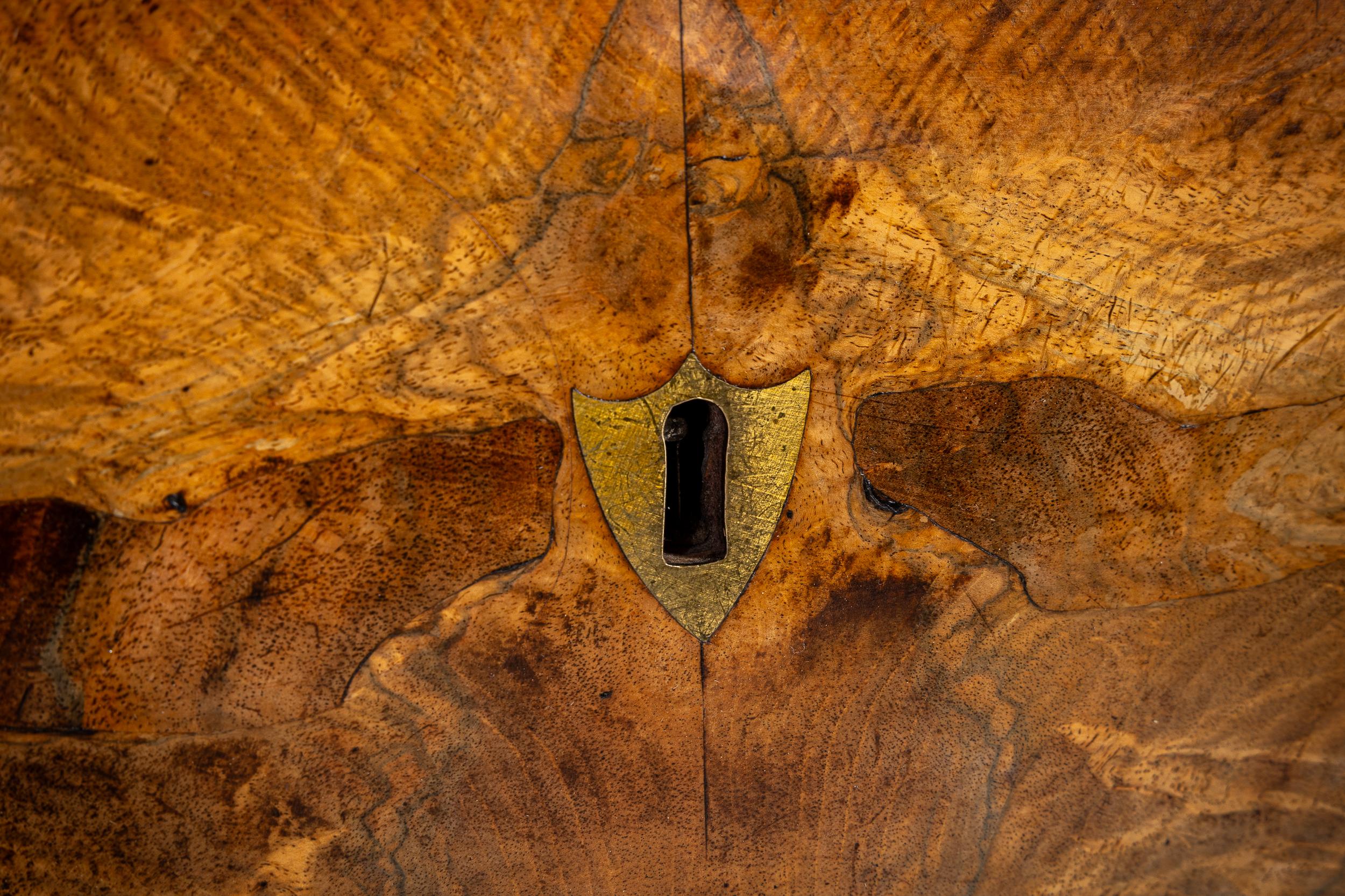 Grande cassettiera in legno di noce dei primi del XIX secolo in vendita 2