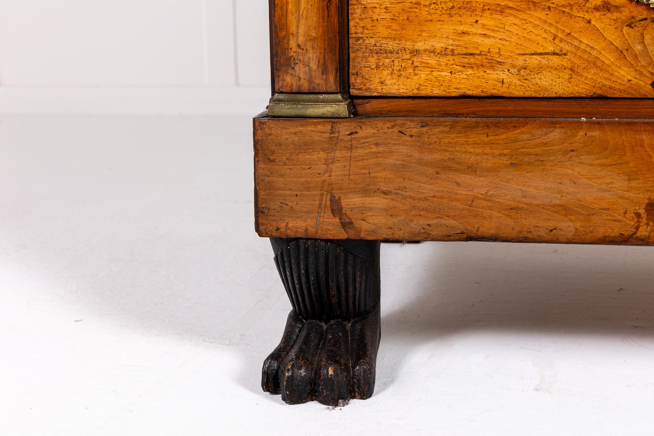 Grande cassettiera in legno di noce dei primi del XIX secolo in vendita 3