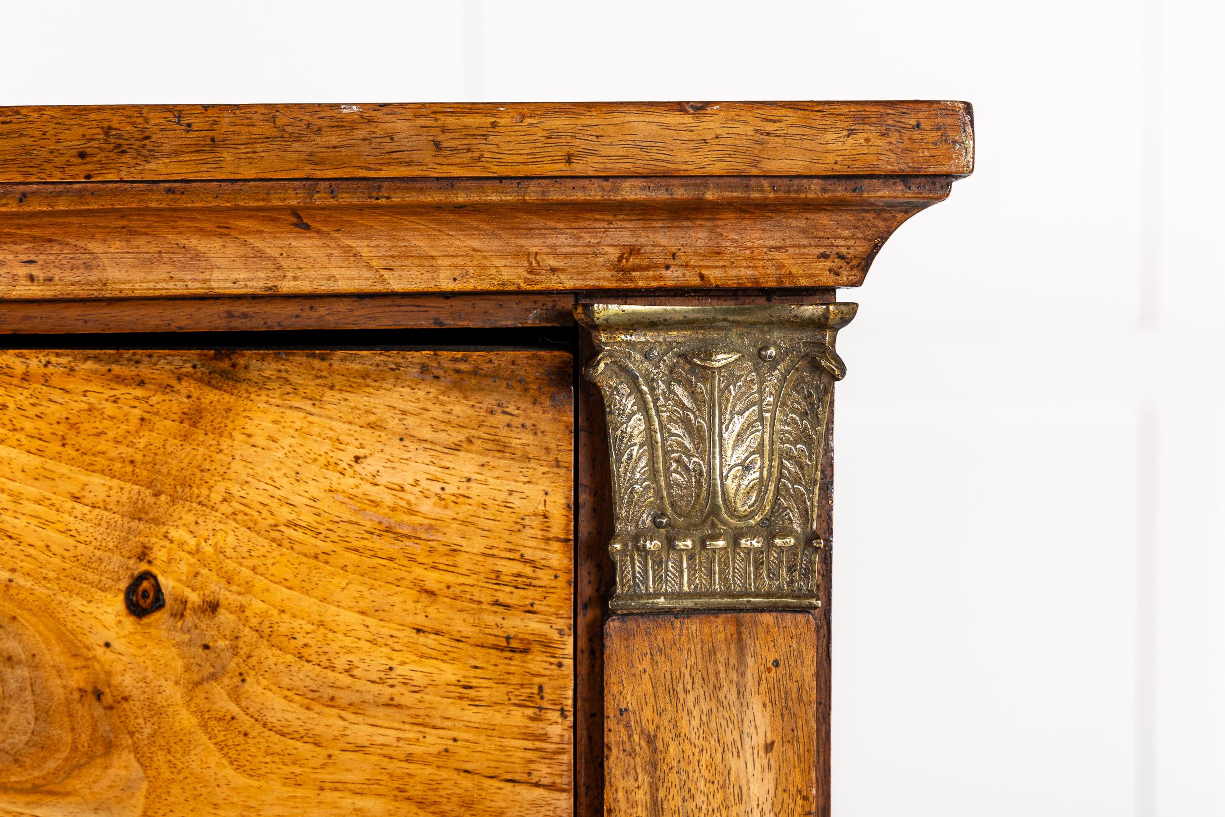 Grande cassettiera in legno di noce dei primi del XIX secolo in vendita 4