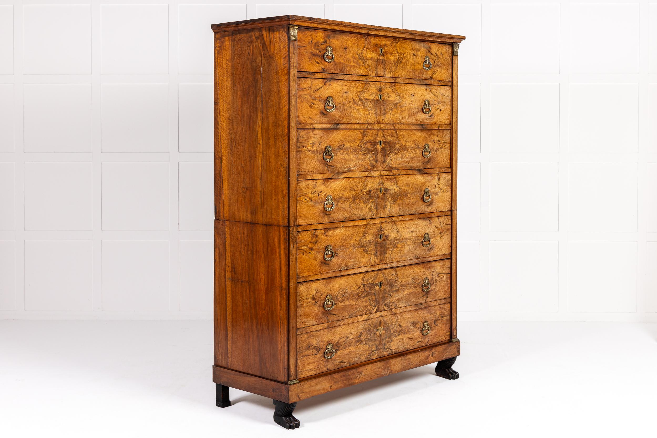 Grande cassettiera in legno di noce dei primi del XIX secolo in vendita 5
