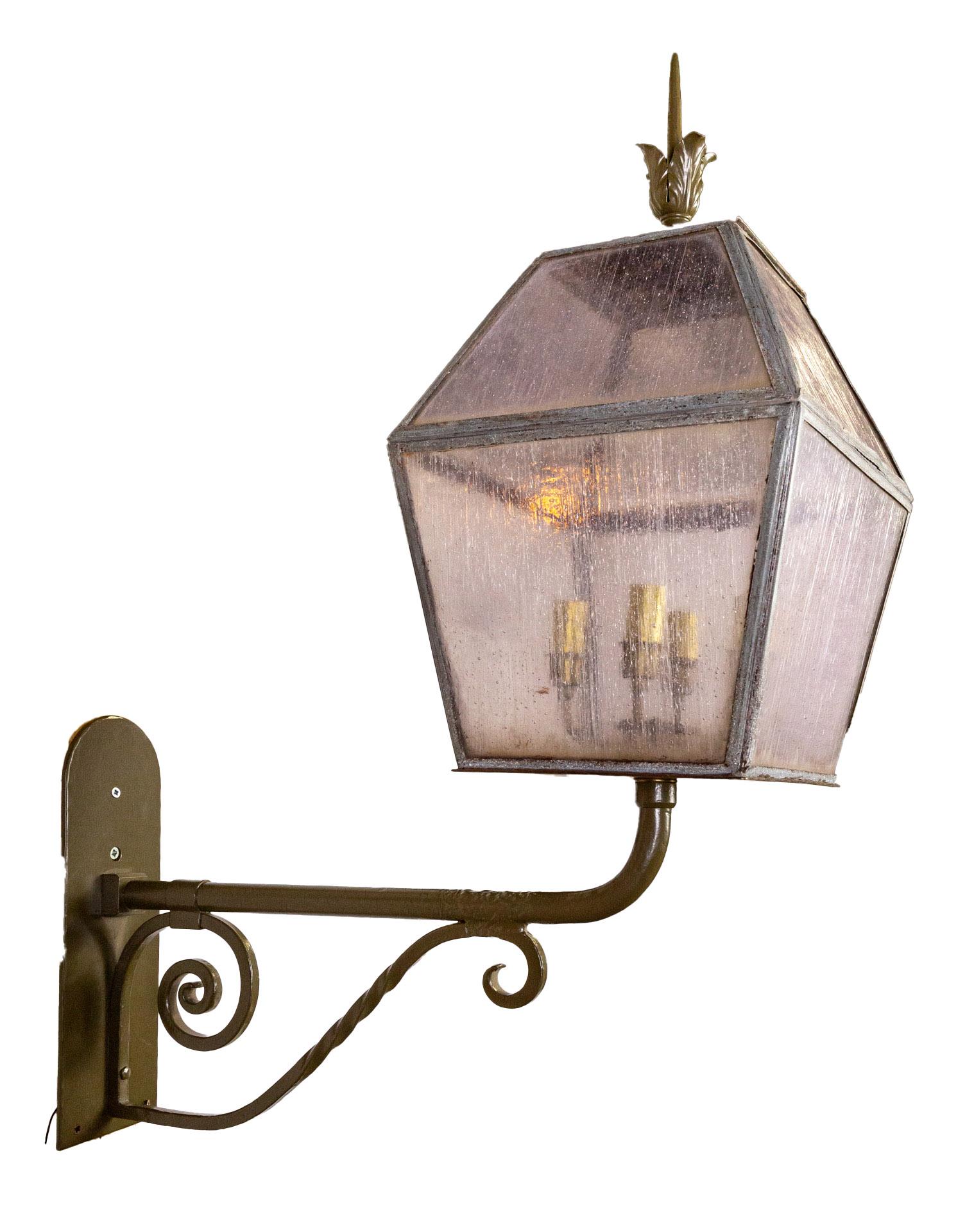 Large Early 20th Cent. 4-Light Speckled Glass Wall Lantern In Good Condition For Sale In San Francisco, CA