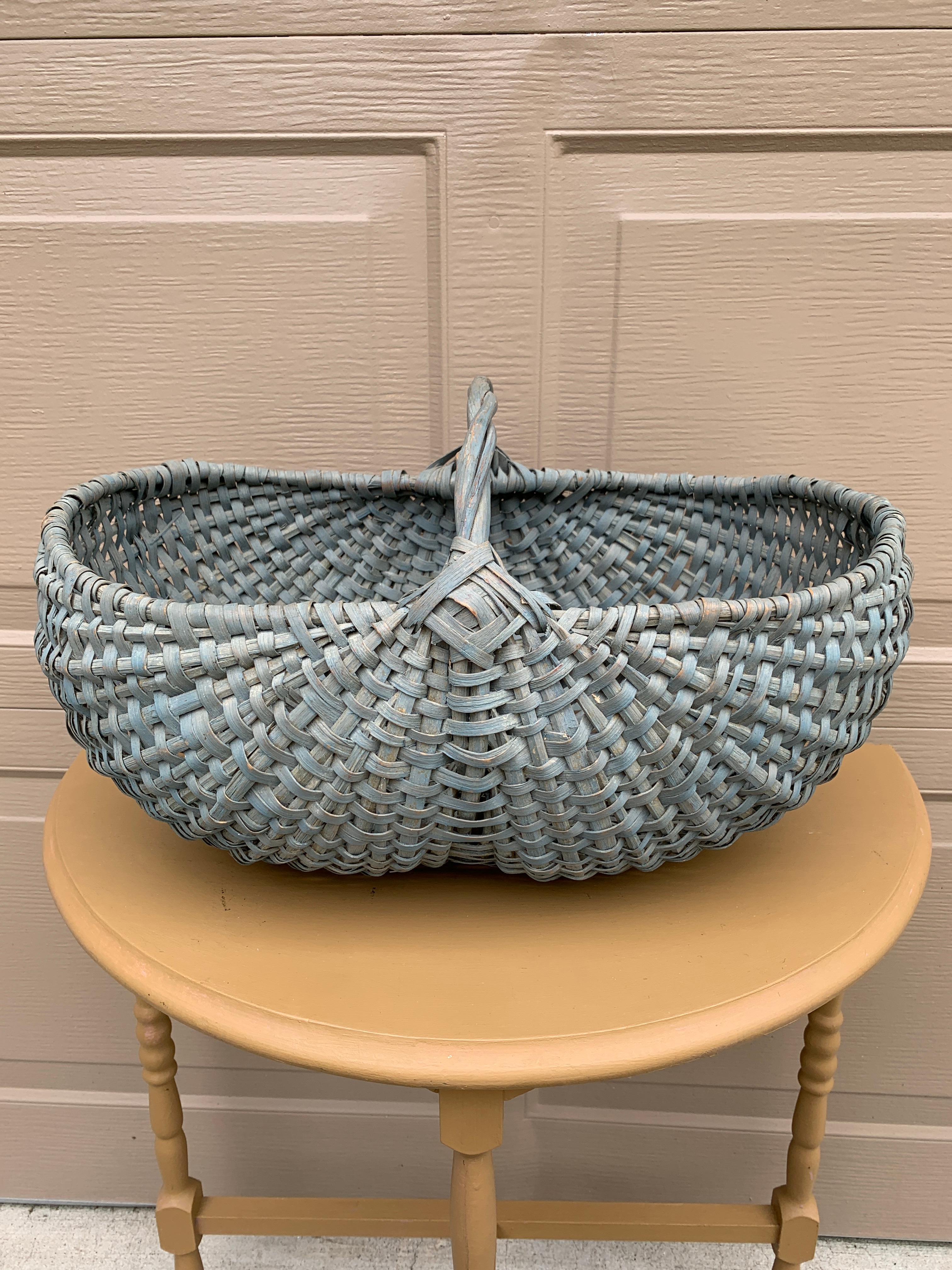 Un grand panier de cueillette en chêne fendu américain avec une poignée en brindilles tressées, peint dans un magnifique bleu pâle. Le charmant panier a un tissage serré et serait charmant comme pièce décorative ou fonctionnelle.

États-Unis