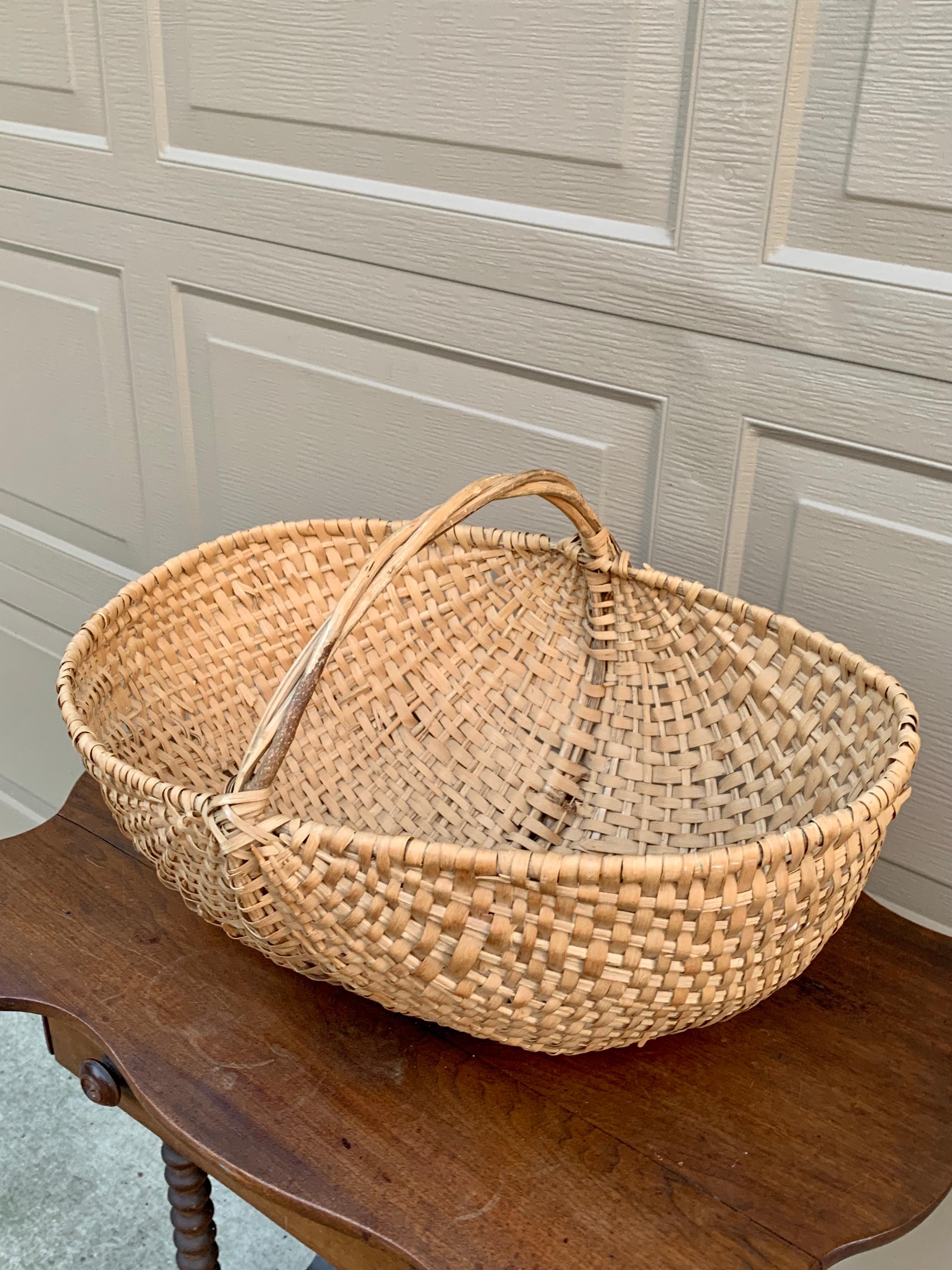 Large Early 20th Century American Splint Oak Buttocks Basket In Good Condition For Sale In Elkhart, IN