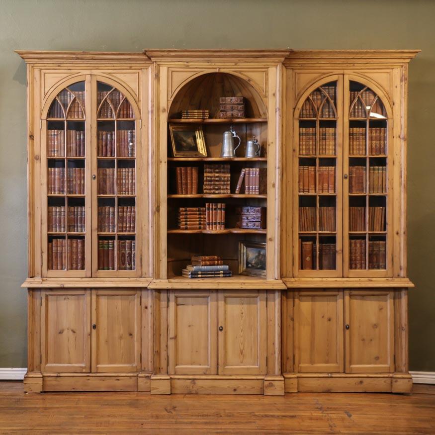 Large Early 20th Century Antique English Pine Bookcase In Good Condition In Round Top, TX
