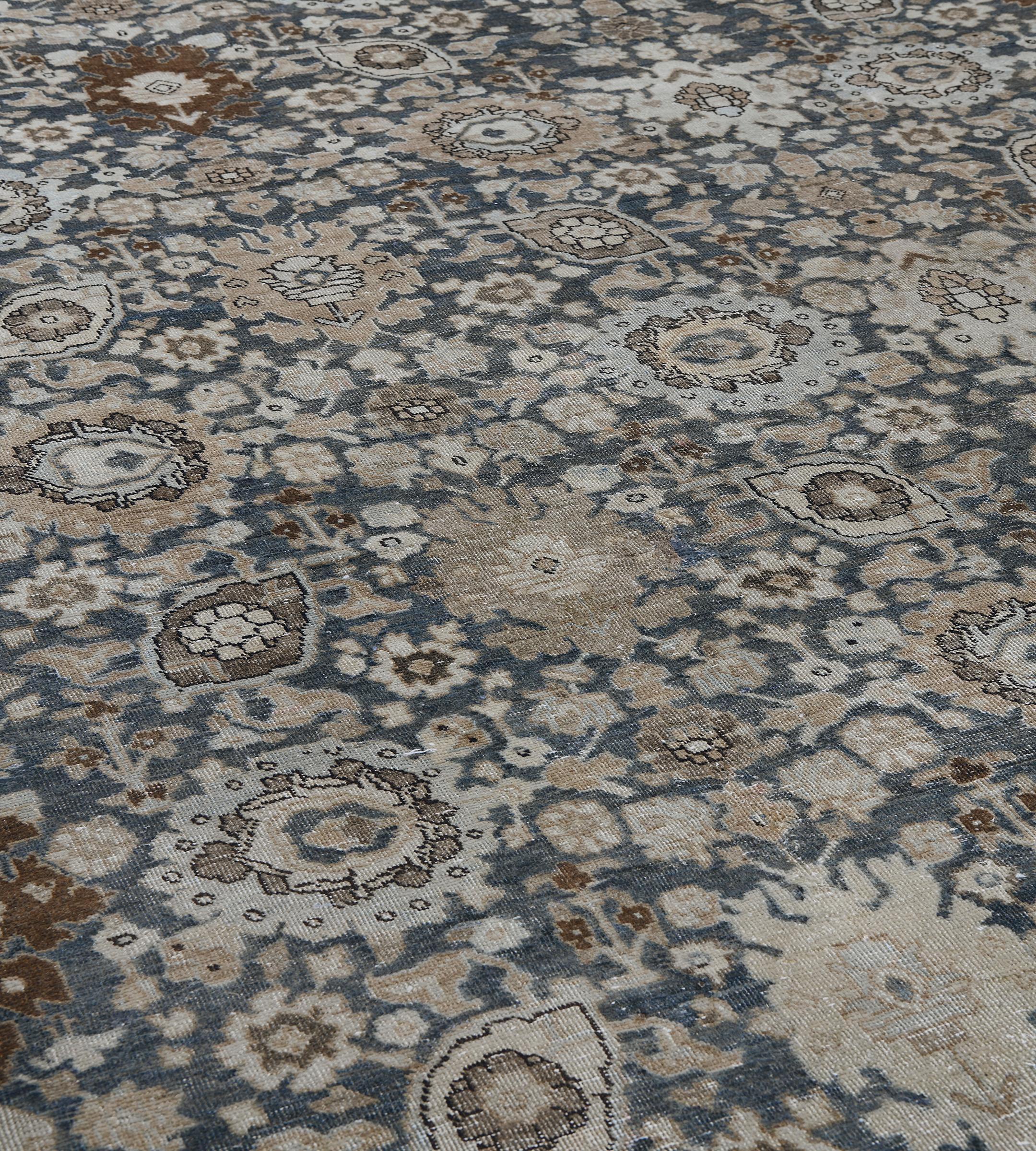 Dieser Vintage-Tabriz-Teppich hat ein schattiertes blaues Feld mit einem Gesamtmuster aus maulwurfsbraunen, chamoisbraunen und elfenbeinfarbenen Palmetten sowie Blumen- und Blattranken, in einer chamoisbraunen Bordüre aus maulwurfsbraunen und