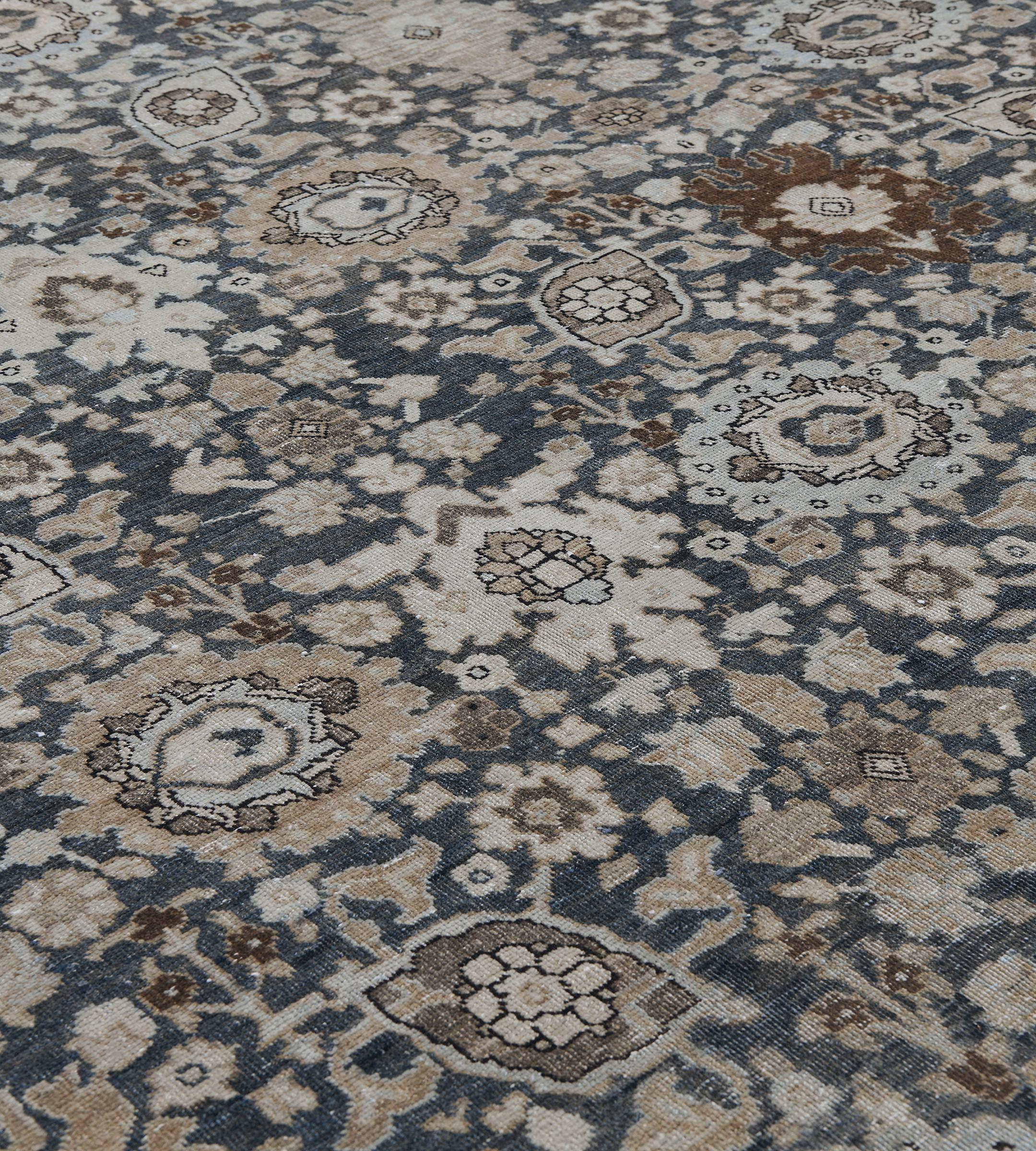 Großer blauer, geblümter persischer Täbris-Teppich aus Wolle aus dem frühen 20. Jahrhundert (Tabriz) im Angebot