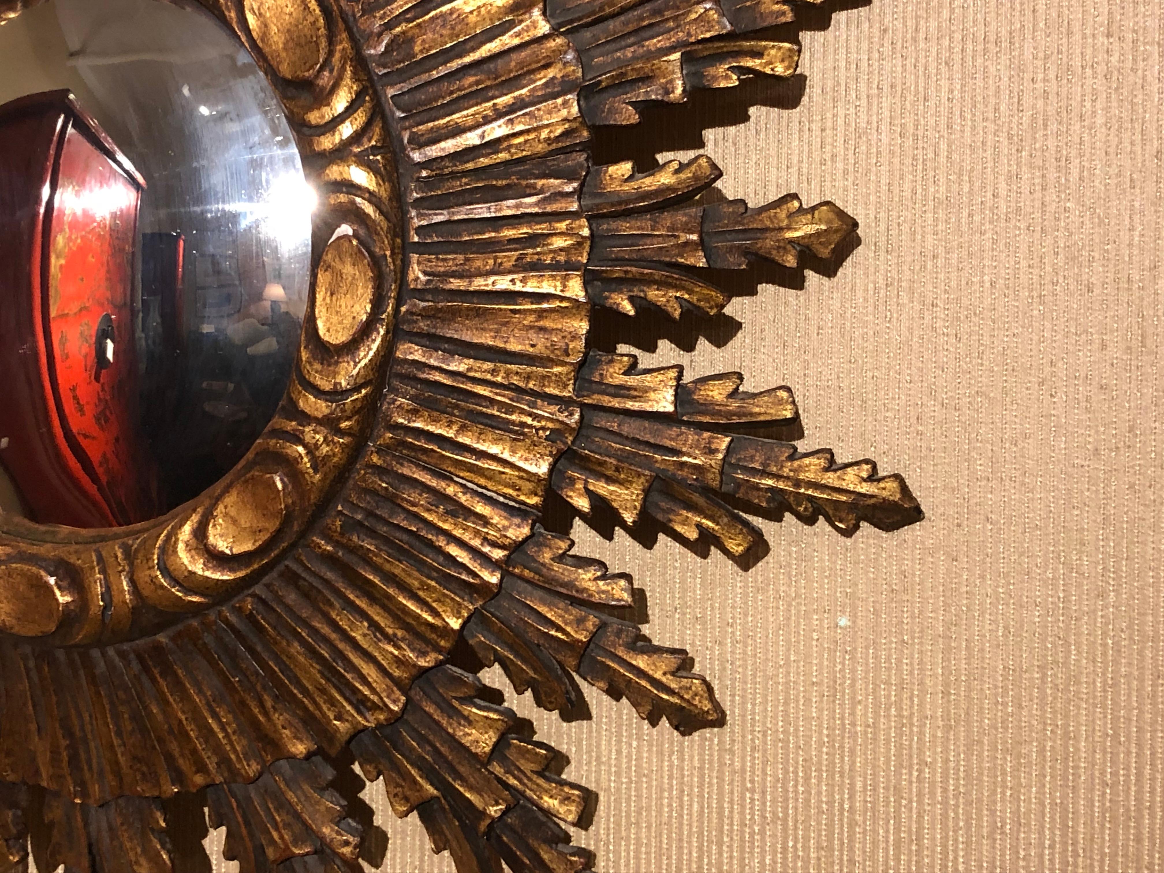 Grande specchio a raggiera in legno dorato intagliato dei primi del Novecento proveniente dalla Francia in vendita 2