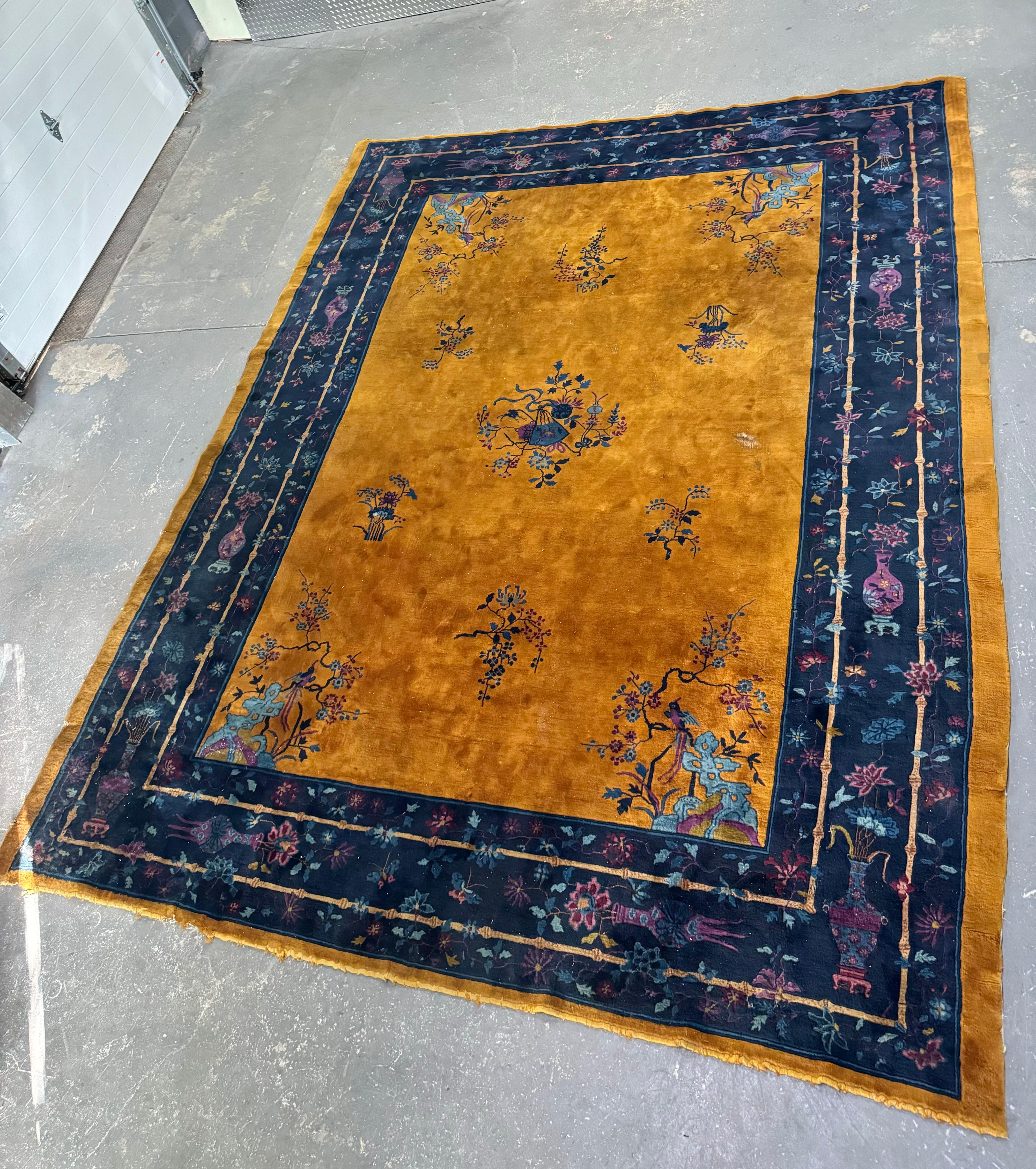 Alfombra antigua china Art Decó, de Walter Nichols. naranja dorado/azul en Bueno Estado en Buffalo, NY