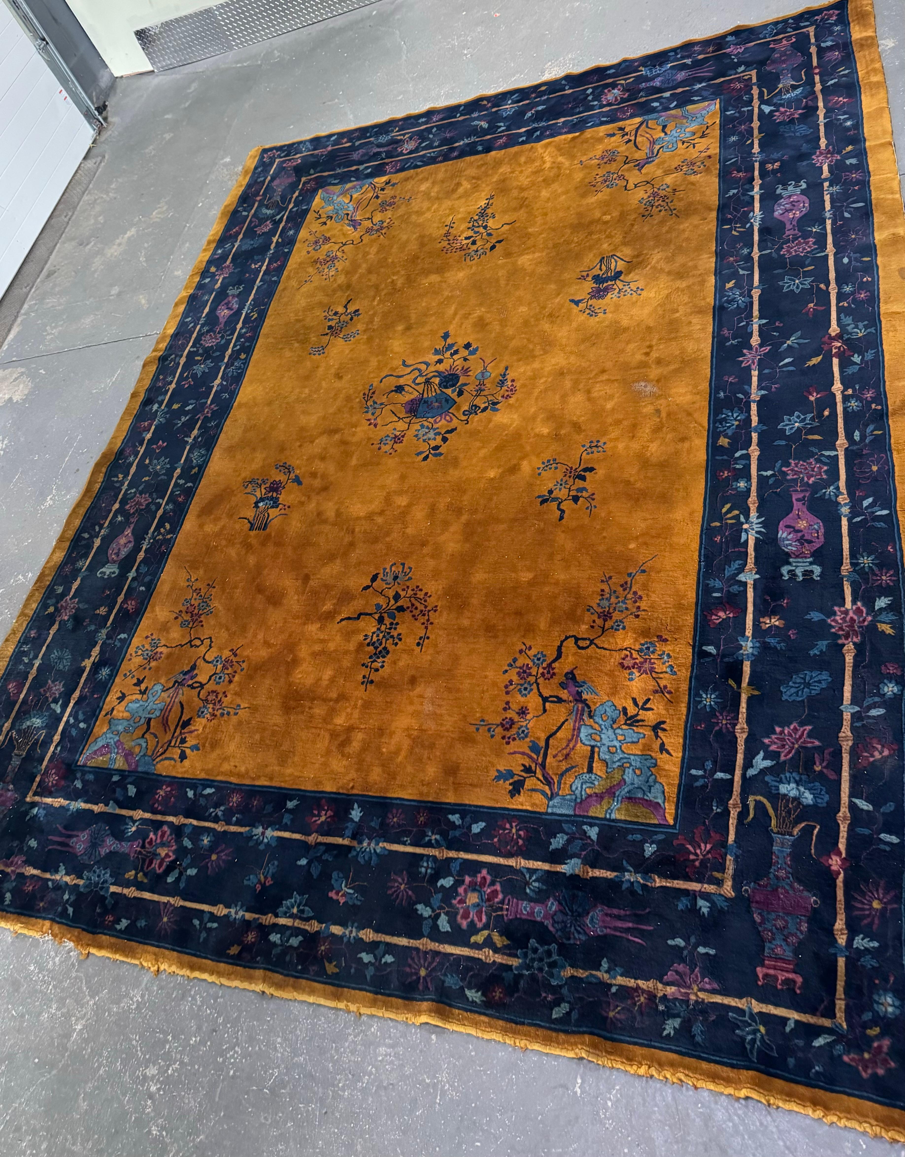 Alfombra antigua china Art Decó, de Walter Nichols. naranja dorado/azul 1