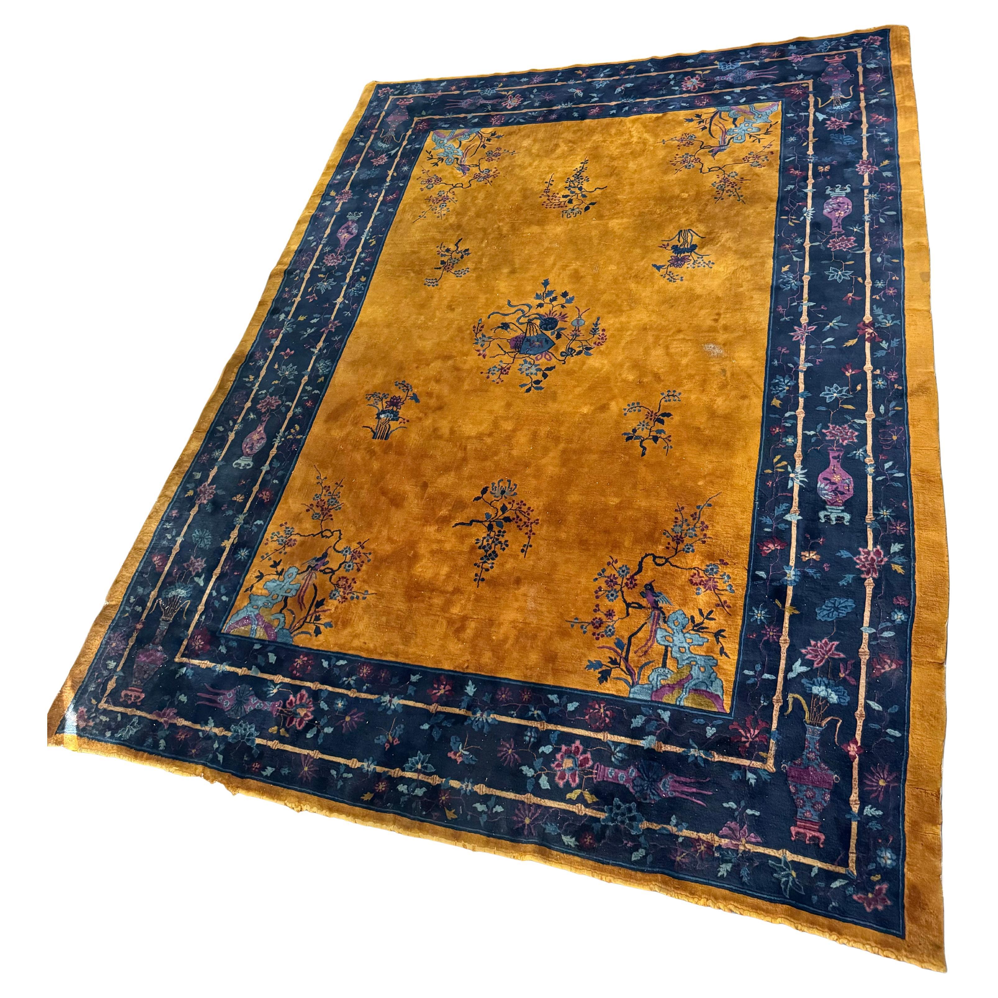 Alfombra antigua china Art Decó, de Walter Nichols. naranja dorado/azul