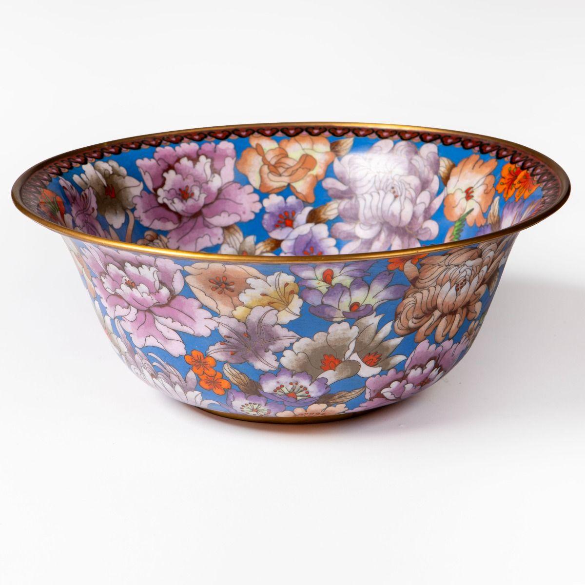 Precioso y gran cuenco cloisonné finamente elaborado en latón con esmalte multicolor.
El cuenco está ricamente decorado con intrincados motivos de flores y pájaros de vivos colores sobre un fondo azul brillante.
Un ejemplo sobresaliente de la