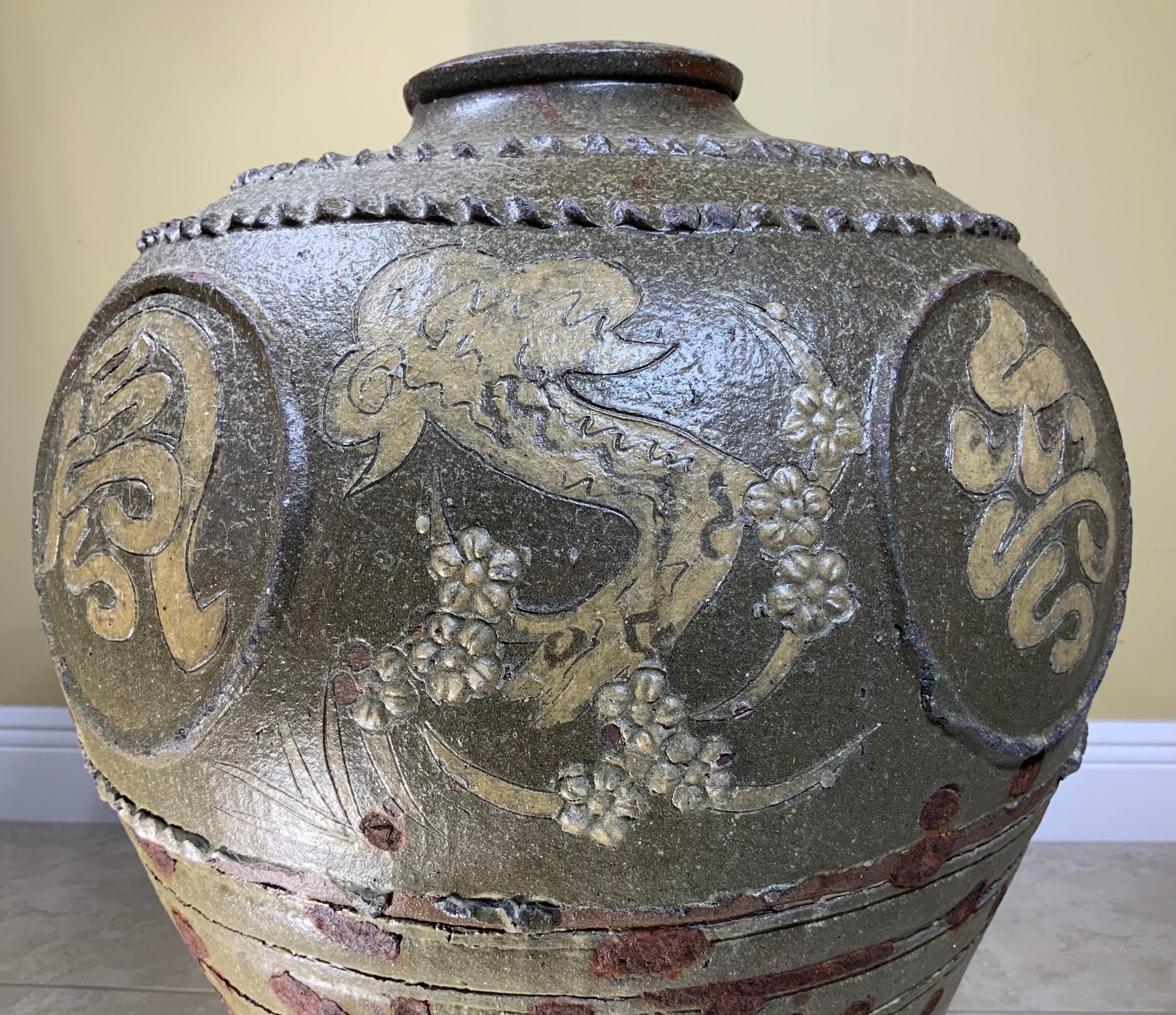 Large Early 20th Century Chinese Terracotta Jar In Good Condition For Sale In Delray Beach, FL