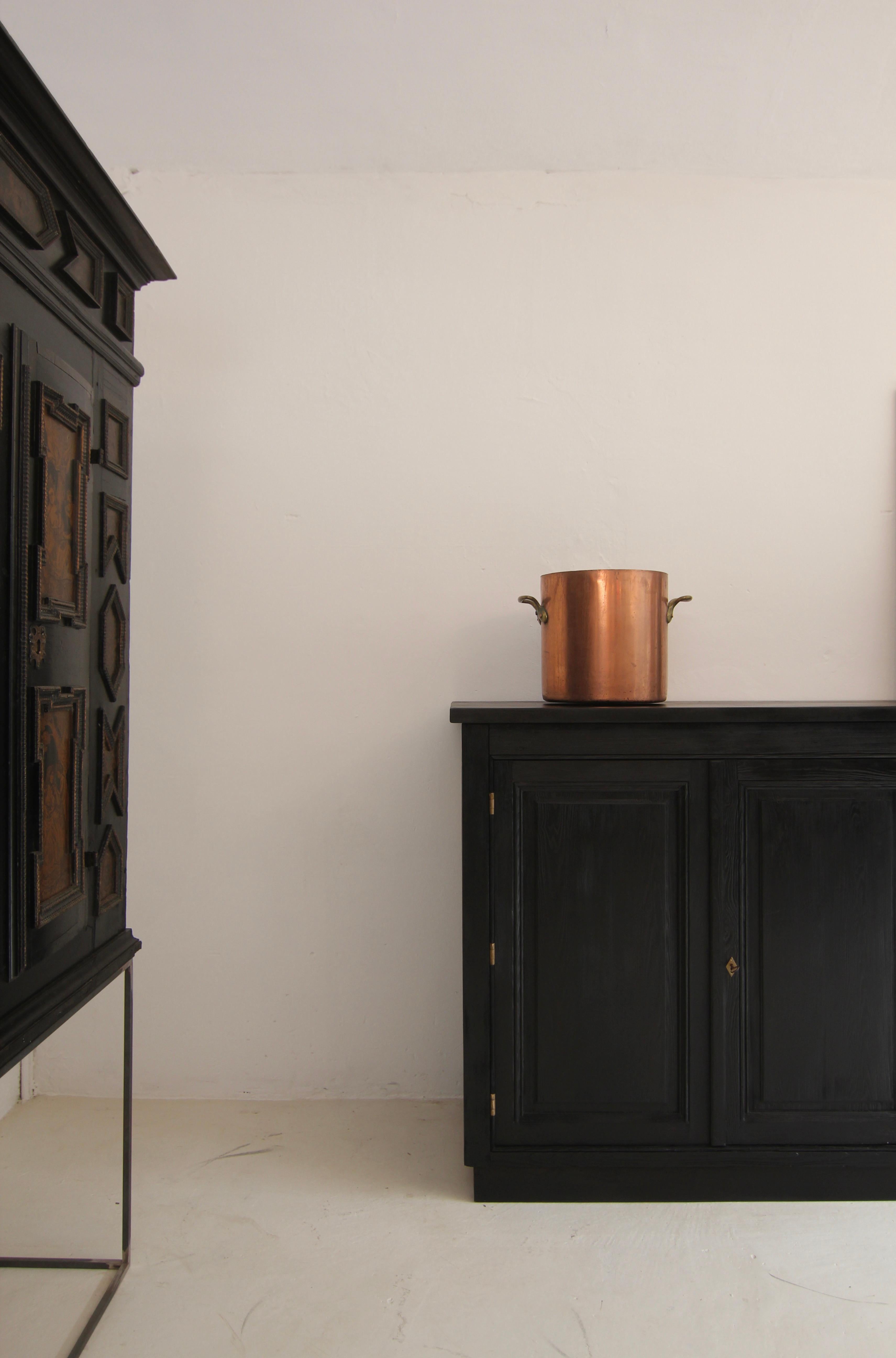 Un grand pot en cuivre du début du 20e siècle. 

État d'origine non restauré, doublé d'étain, poignée en laiton, pot en tôle de cuivre non allié. 

Le cuivre est utilisé et apprécié par l'homme depuis environ 9000 ans. À l'origine, le matériau était