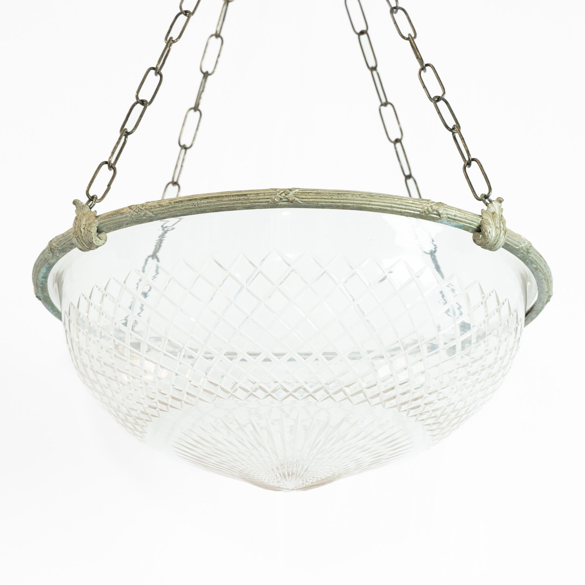 Plafonnier en verre taillé anglais de l'époque édouardienne.
Elle est entourée d'un cercle en cuivre patiné, d'une chaîne à maillons récemment introduite et d'une rosace de plafond antique.
Forme conique, parfait état.

Hauteur du bol - 17