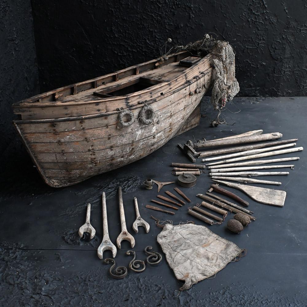 Großes englisches Scratch Built / Folk Art Schiffsmodell aus dem frühen 20.

Ein sehr dekoratives und außergewöhnlich gut handgefertigtes Beispiel für ein englisches Volkskunst-Schiffsmodell des frühen 20. Mit viel zusätzlichem Zubehör, wie