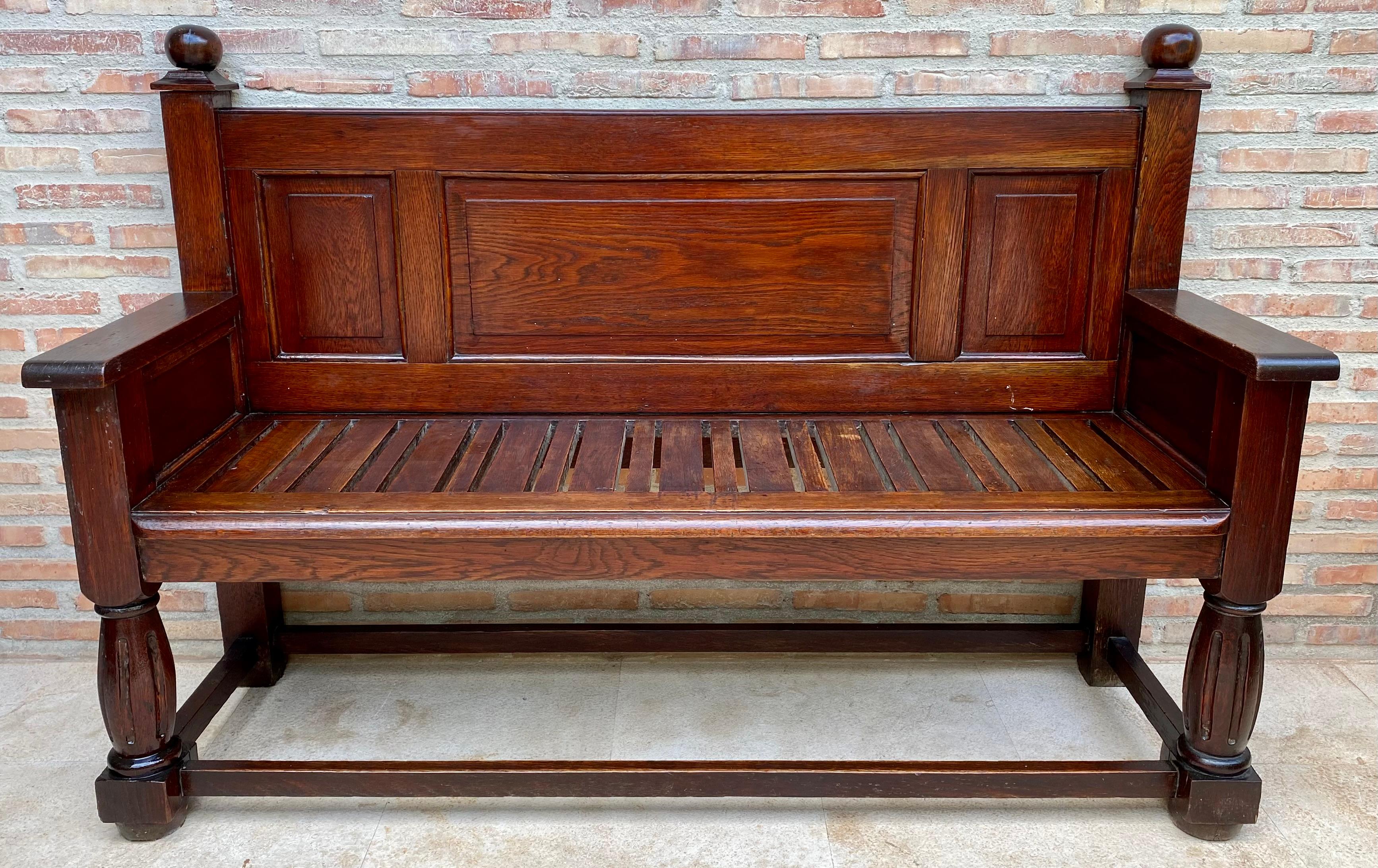 Gran banco francés de principios del siglo XX en roble con asiento largo

Altura del asiento 47cm
