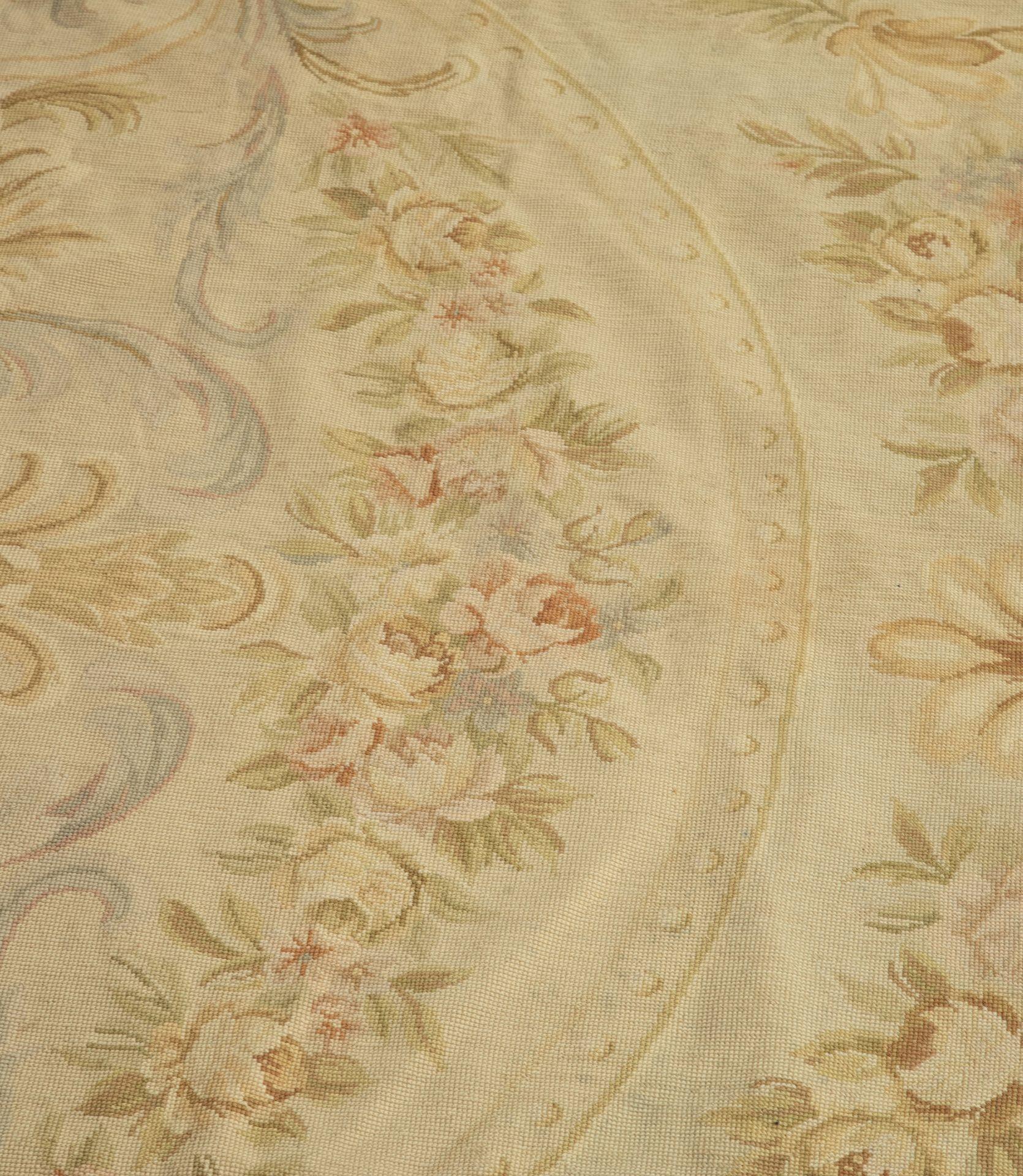 Large Early 20th Century French Hand Stitched Aubusson Rug im Zustand „Gut“ im Angebot in Gloucestershire, GB