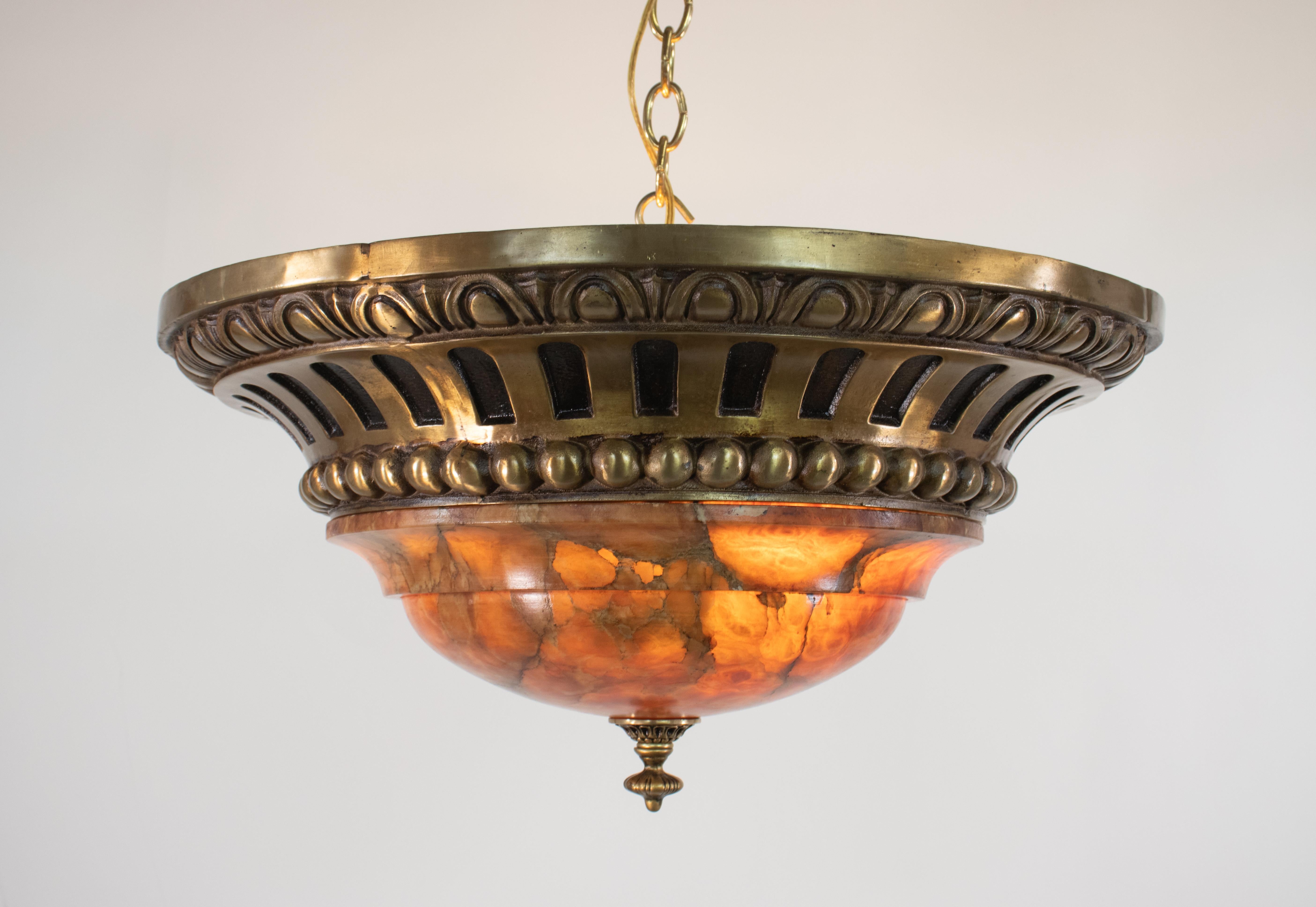 Diese exquisite Unterputzleuchte im neoklassischen Stil verkörpert zeitlose Eleganz und klassische Grandeur. Der neoklassische Stil, der für seine majestätischen Ausmaße, seine geometrische Präzision und seine komplizierten griechischen Details