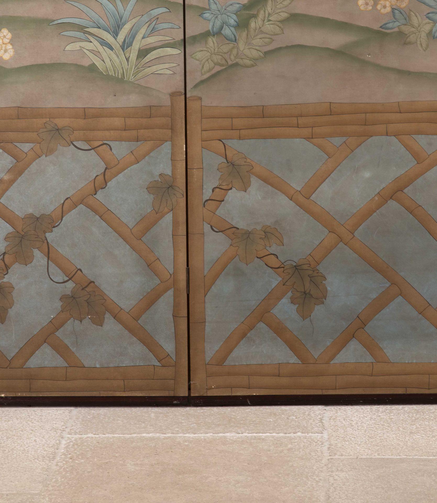 Gran biombo francés de chinoiserie pintado de principios del siglo XX Chinoiserie en venta