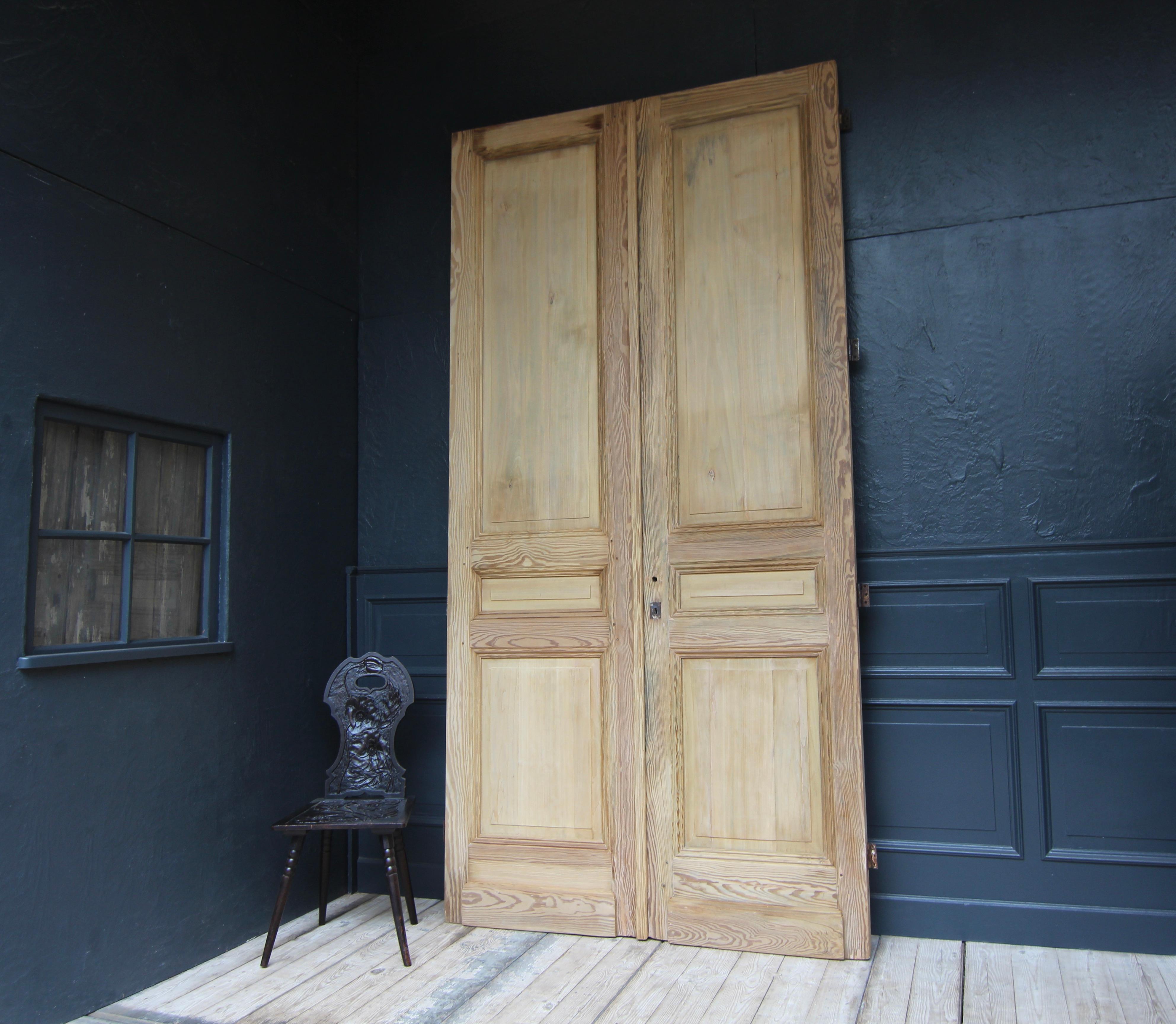 Large Early 20th Century French Pine Double Door In Good Condition For Sale In Dusseldorf, DE