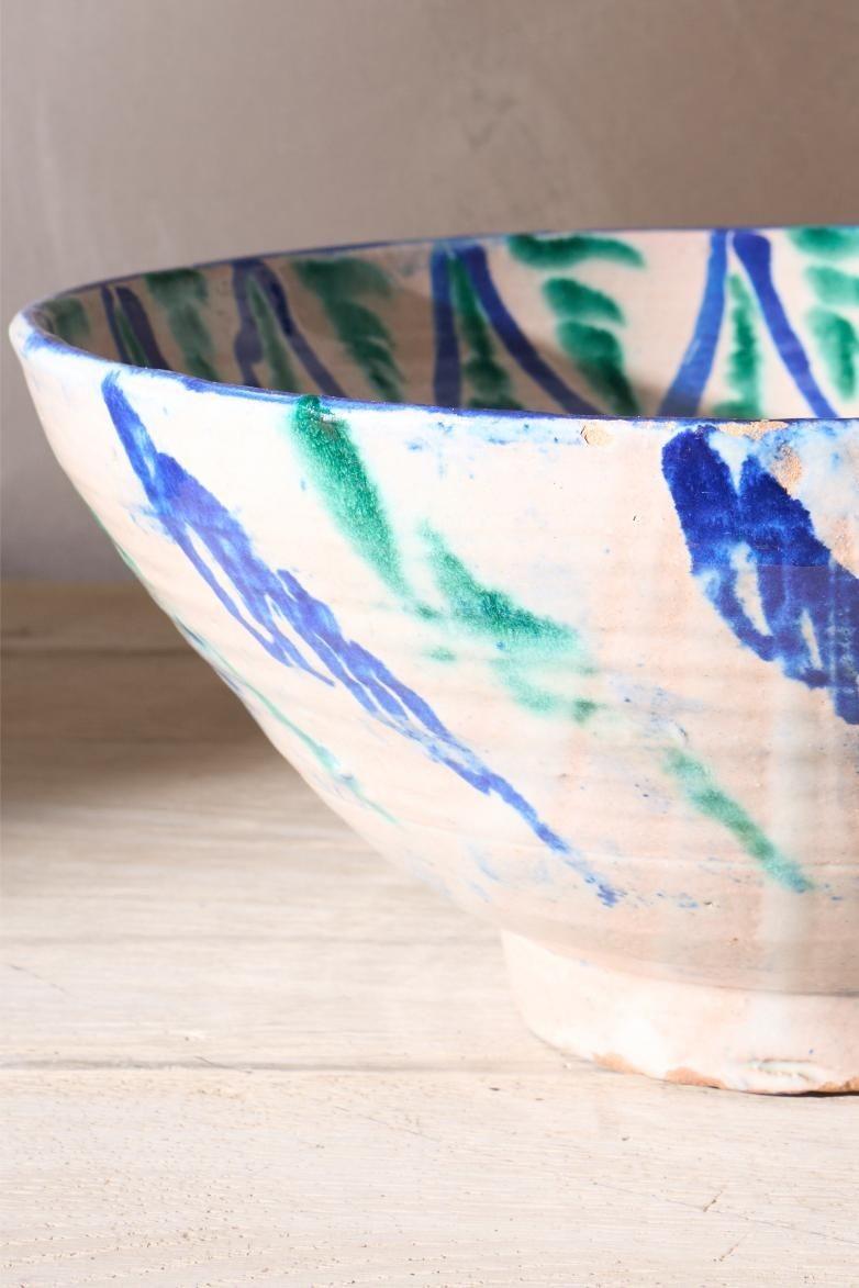 Il s'agit d'un très beau bol en poterie française bleue, verte et crème. Il est jeté à la main, ce qui lui donne du caractère et une belle épaisseur. État impeccable et très décoratif.
Hauteur 16cm Diamètre 36cm