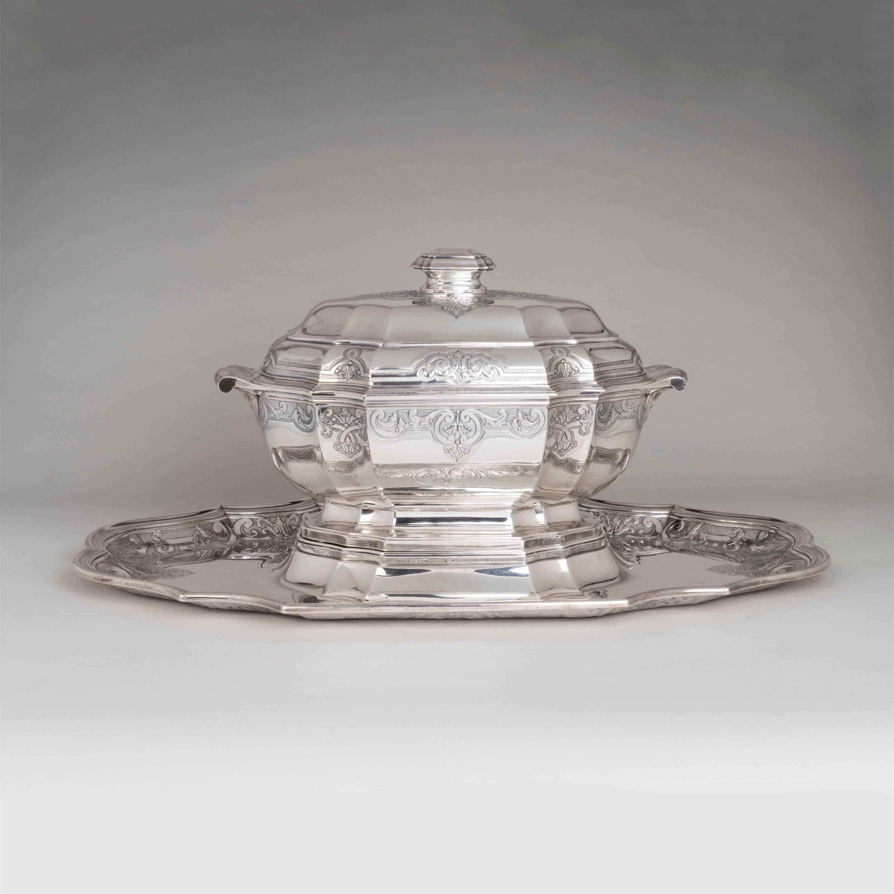 Grande soupière en argent sur pied
dans le style Régence

Retaillé par Aucoc Paris

Entièrement marqué avec la norme Minerva 1st. 
Marque de fabrique de Tétard frères.
Paris, vers 1900 

Dimensions : H : 12 in / 30.5 cm    W: 23.5 in / 59.5 cm    D