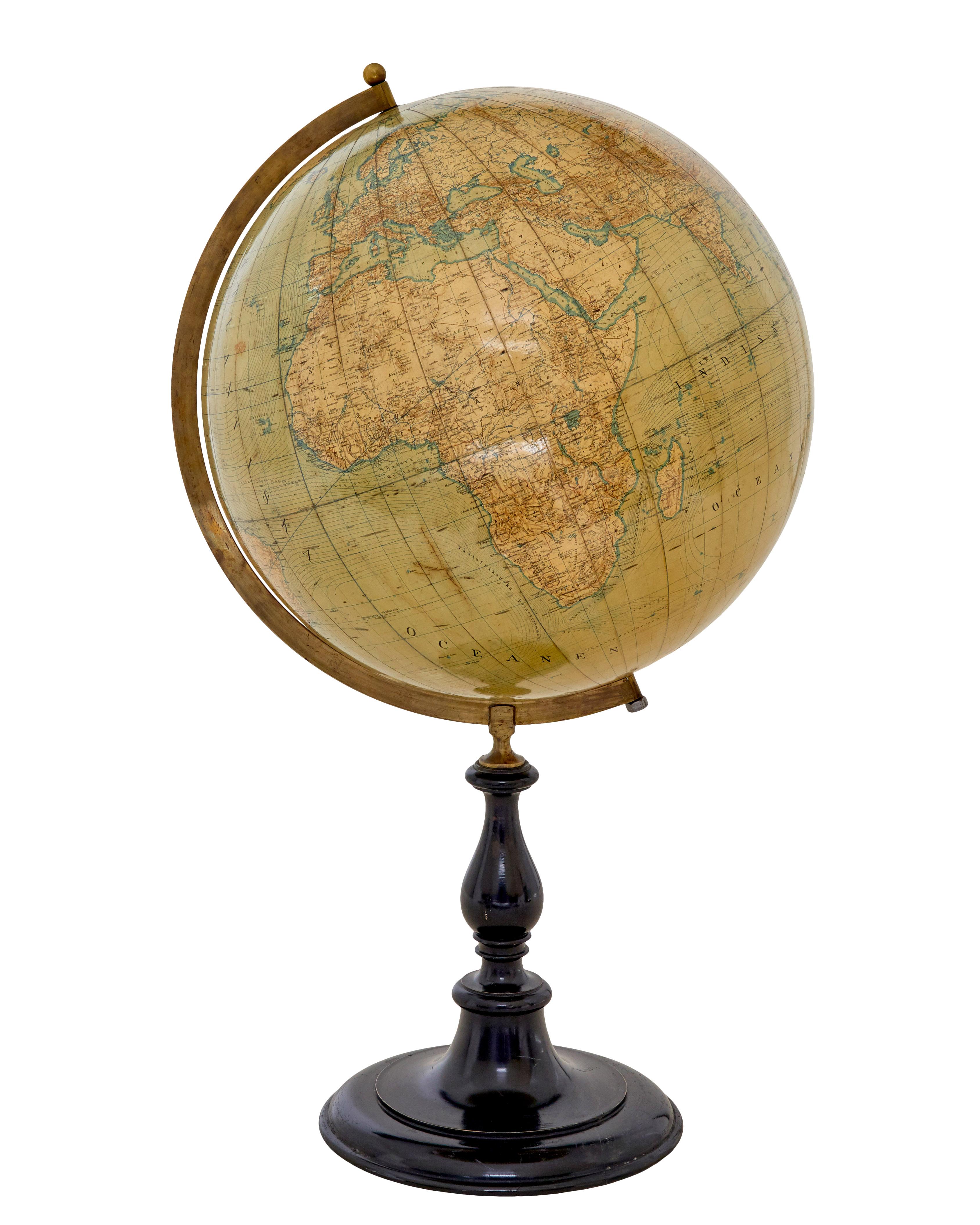 Grand globe du début du 20e siècle sur pied par jordglob circa 1909.

Magnifique globe suédois aux proportions généreuses.  Globe terrestre de 1909 en bon état, suspendu à un bras en laiton, qui repose sur une base ébonisée tournée.

Magnifique