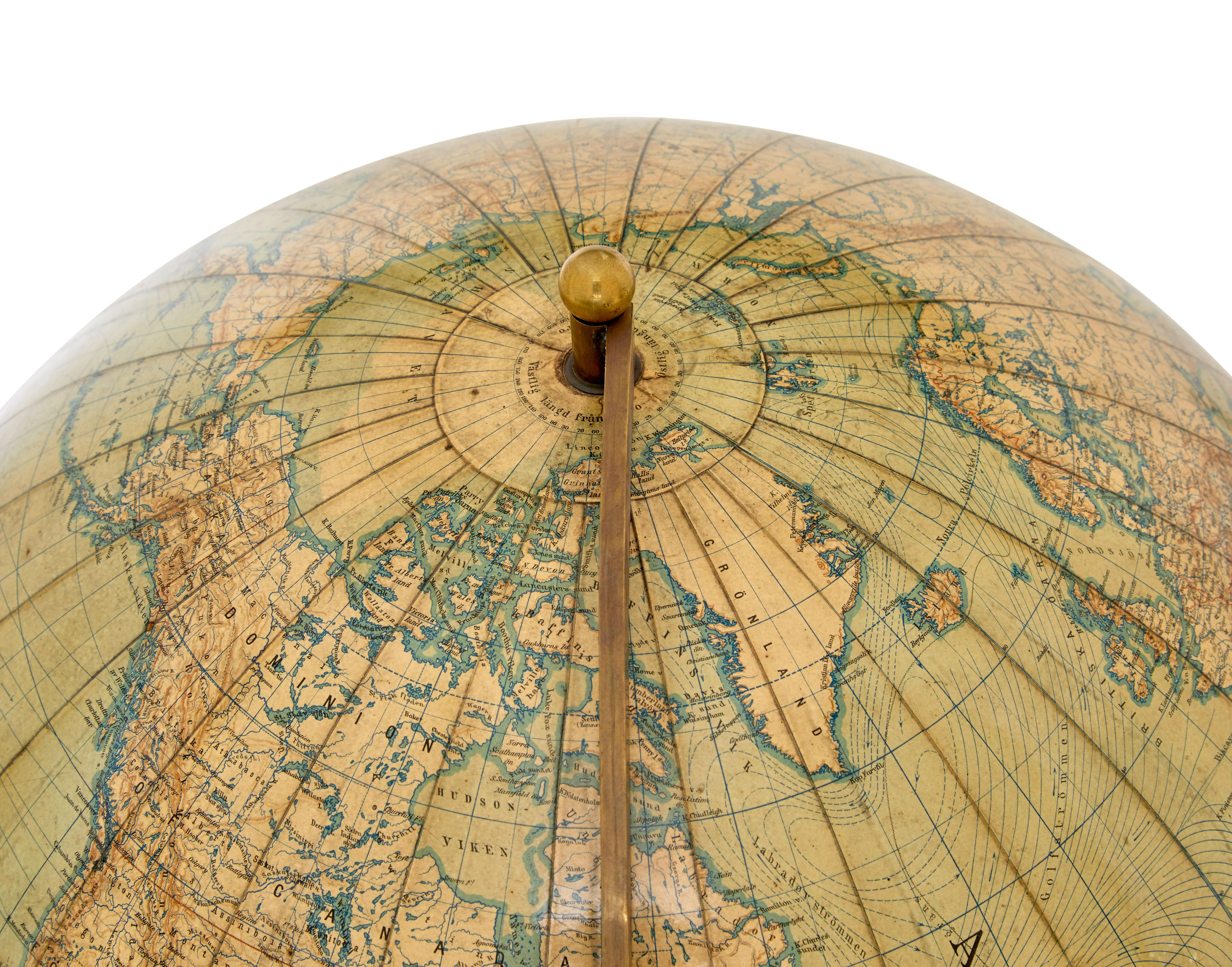 Sculpté à la main Grand globe du début du 20e siècle sur Stand par jordglob en vente