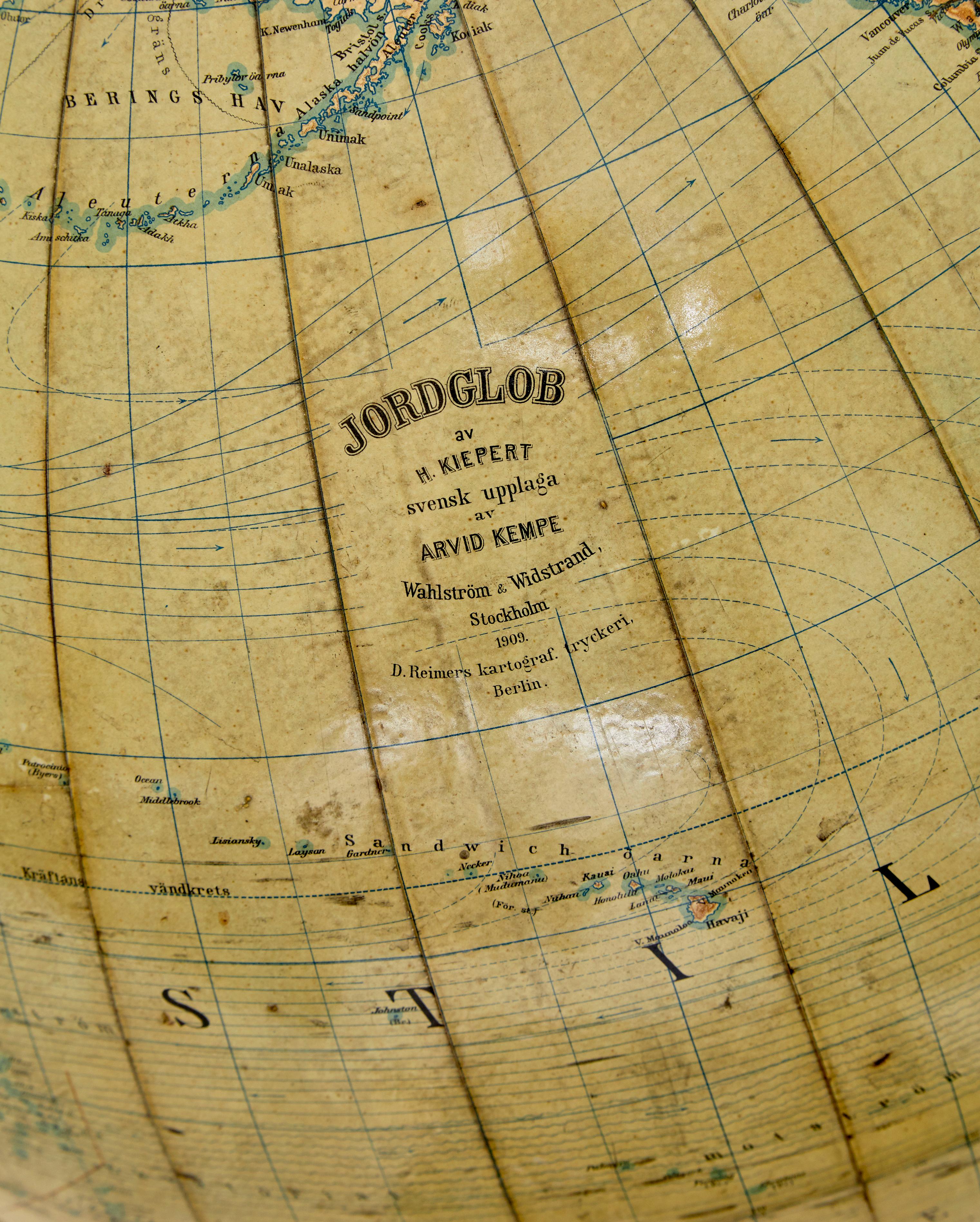 20ième siècle Grand globe du début du 20e siècle sur Stand par jordglob en vente