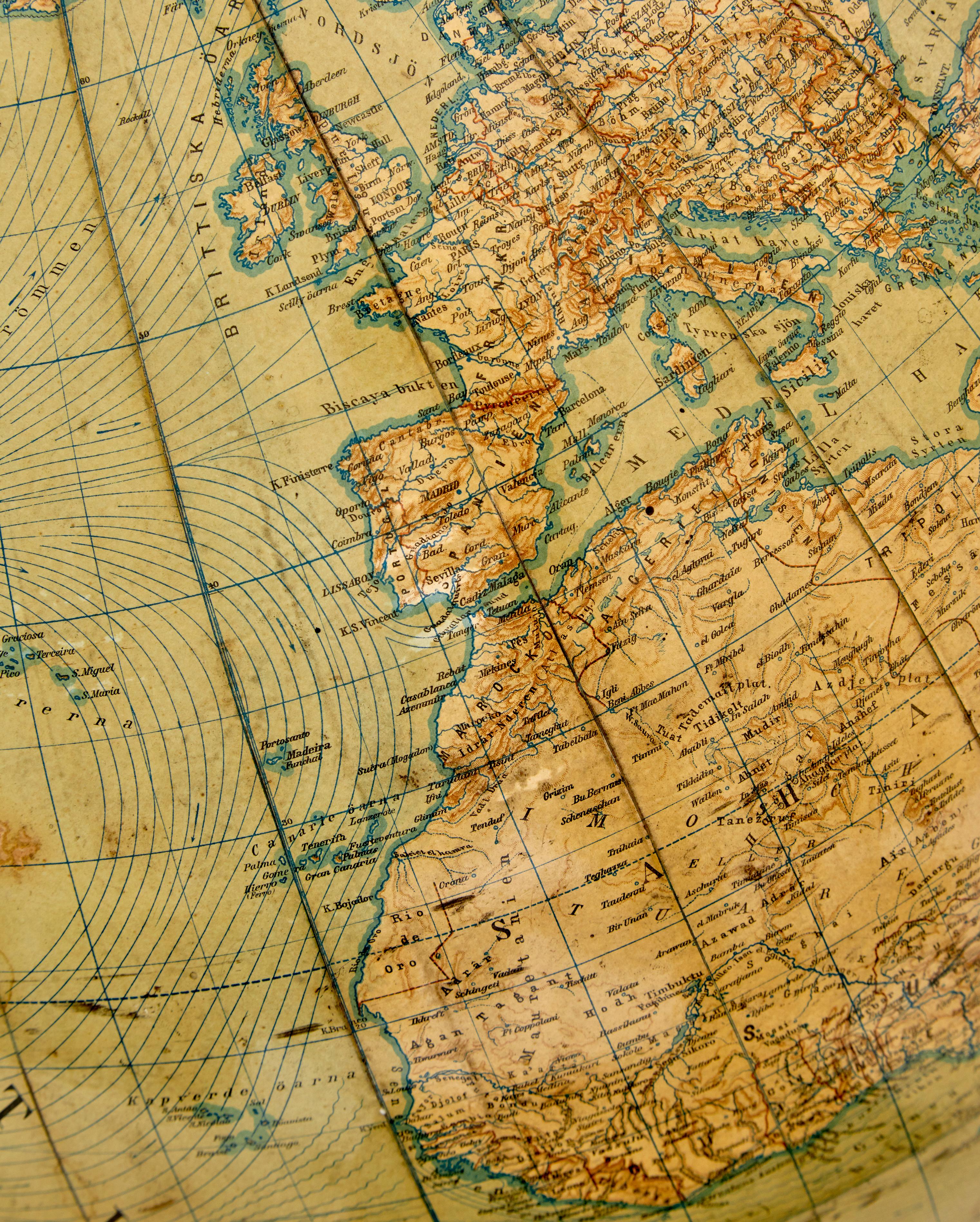 Métal Grand globe du début du 20e siècle sur Stand par jordglob en vente