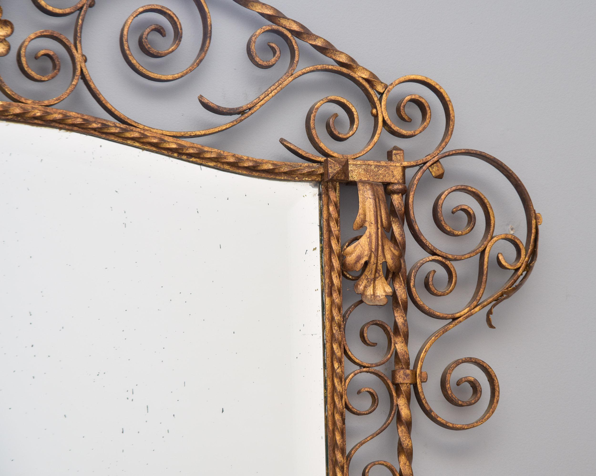 Laiton Grand miroir italien du début du 20e siècle avec cadre en fer doré en vente