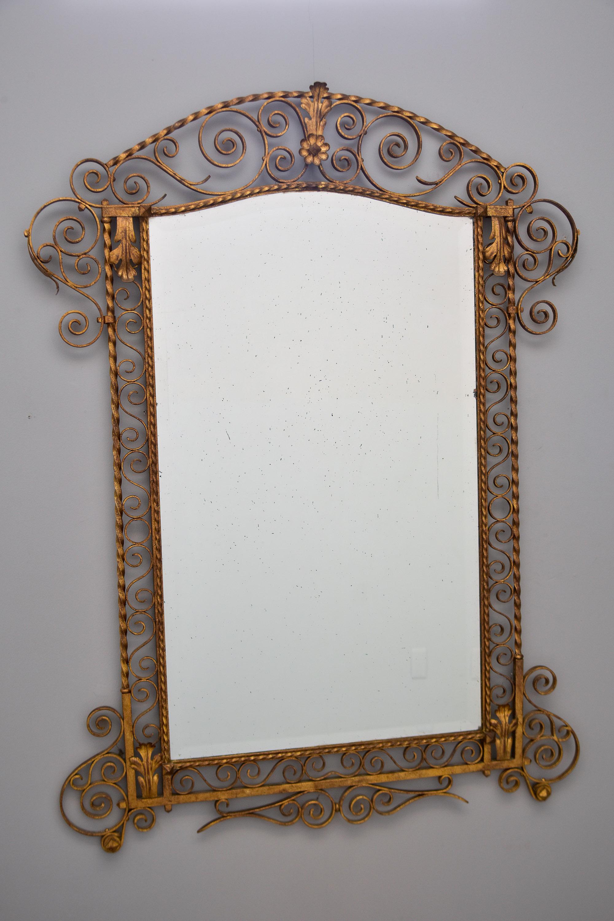 Grand miroir italien du début du 20e siècle avec cadre en fer doré en vente 1