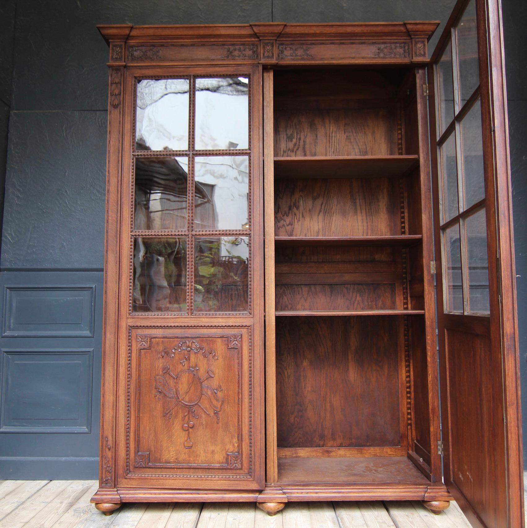 Large Early 20th Century Louis XVI Style Bookcase In Good Condition For Sale In Dusseldorf, DE