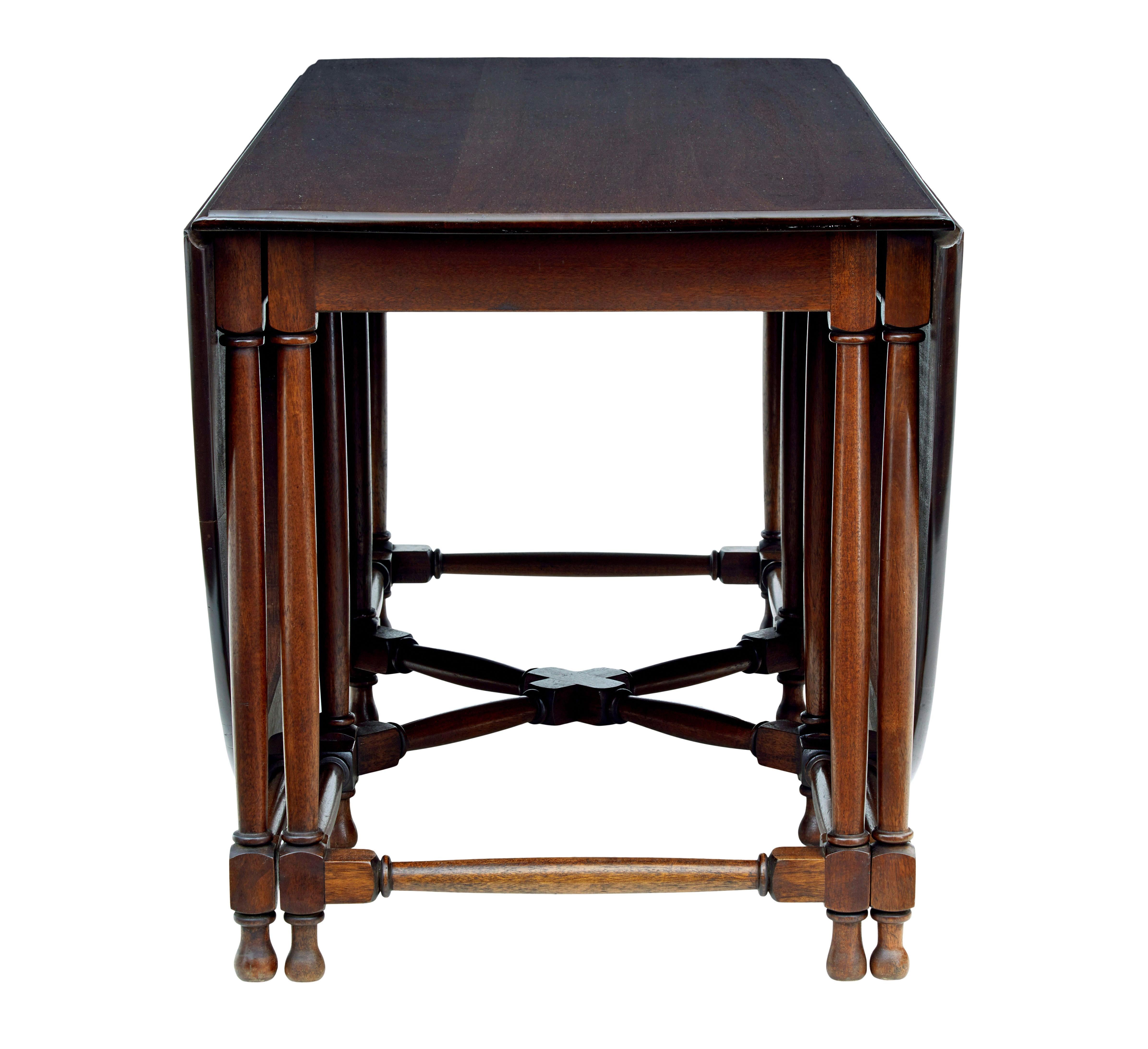 English Large early 20th century mahogany gateleg table