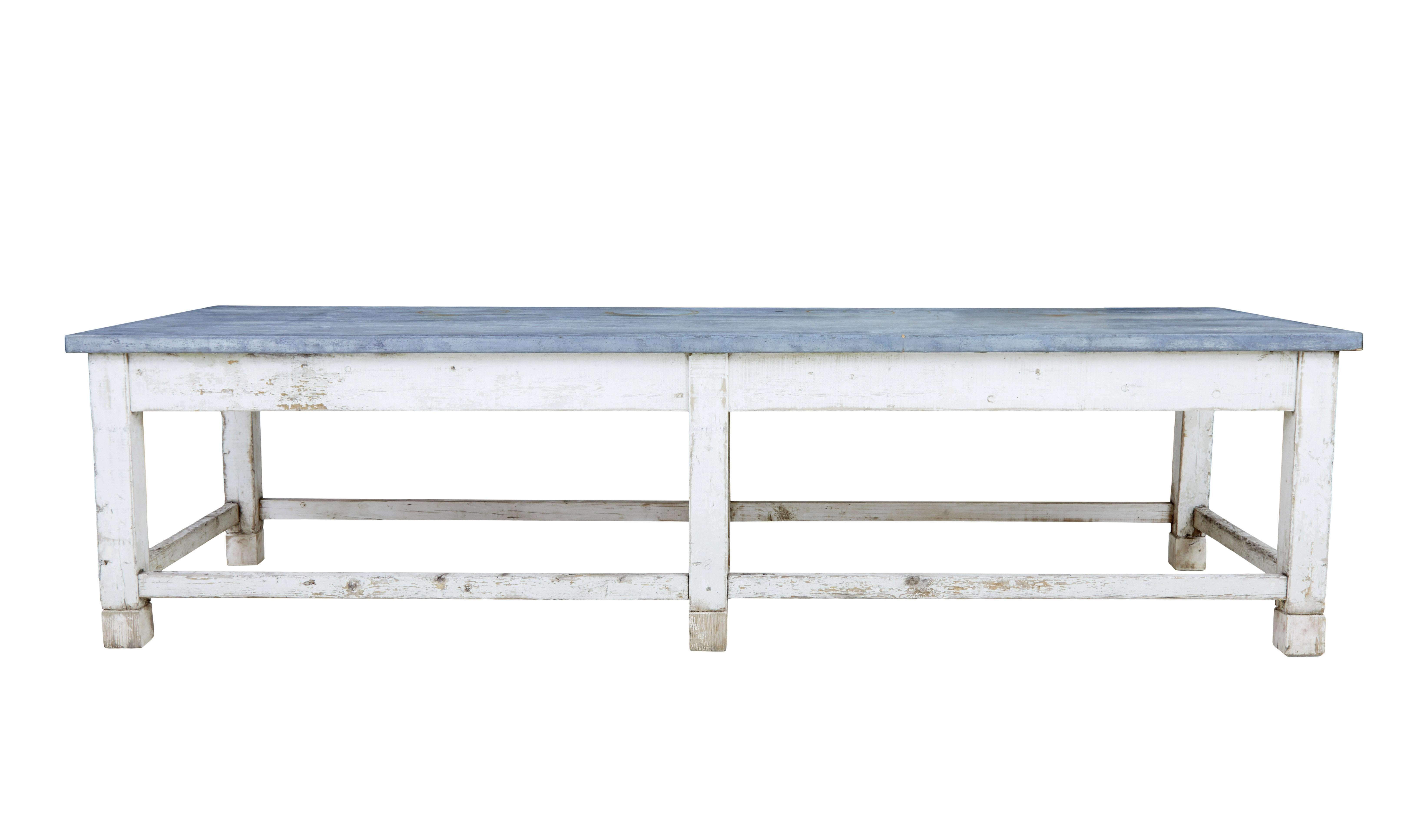Suédois Grande table industrielle en pin et zinc du début du 20e siècle en vente