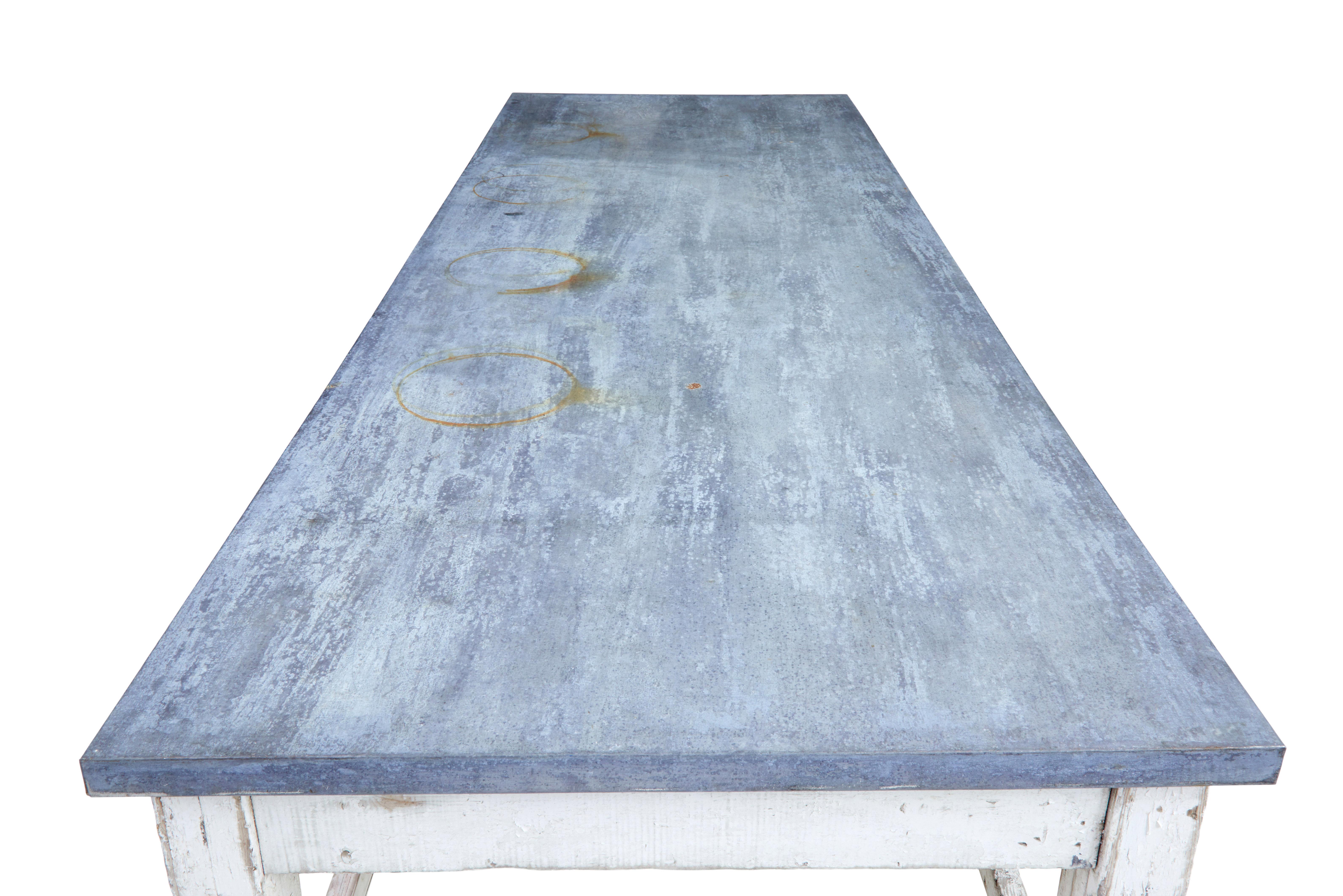 Grande table industrielle en pin et zinc du début du 20e siècle Bon état - En vente à Debenham, Suffolk