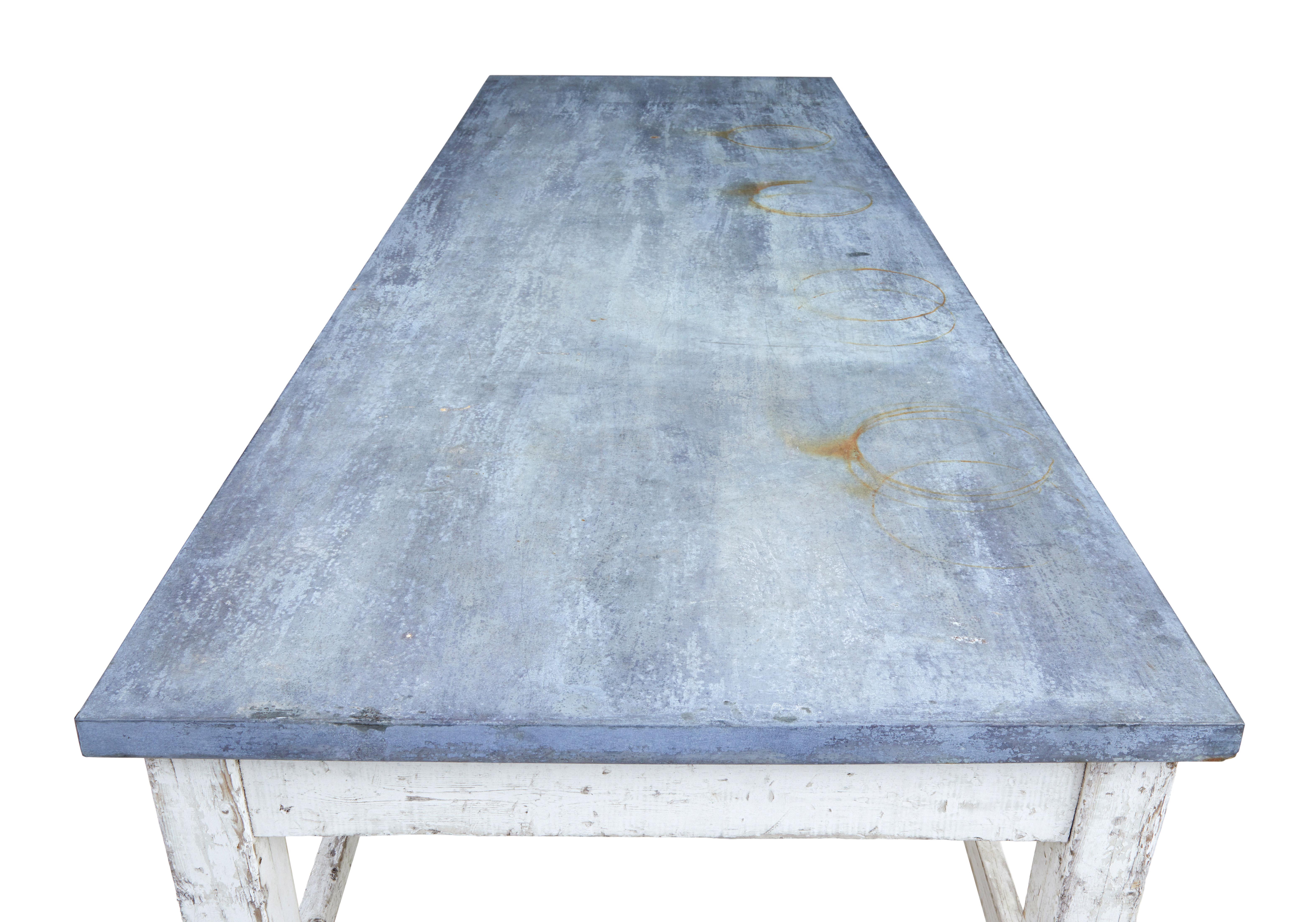 20ième siècle Grande table industrielle en pin et zinc du début du 20e siècle en vente