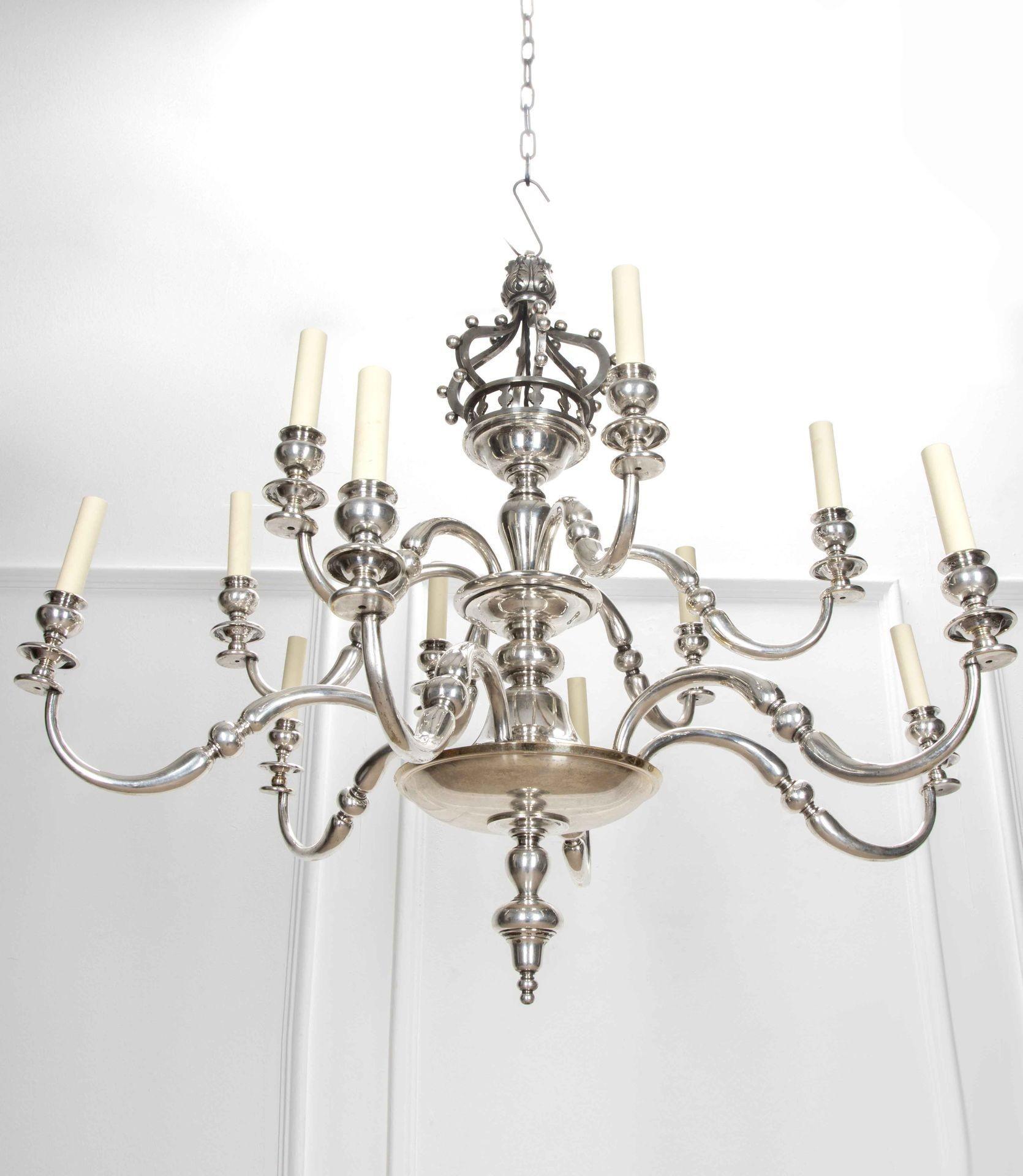 Grand lustre anglais du début du 20e siècle.
Avec douze branches, plaque d'argent à deux niveaux et laiton moulé, avec détails de la couronne.
Entièrement recâblé aux normes britanniques.
Circa 1920.