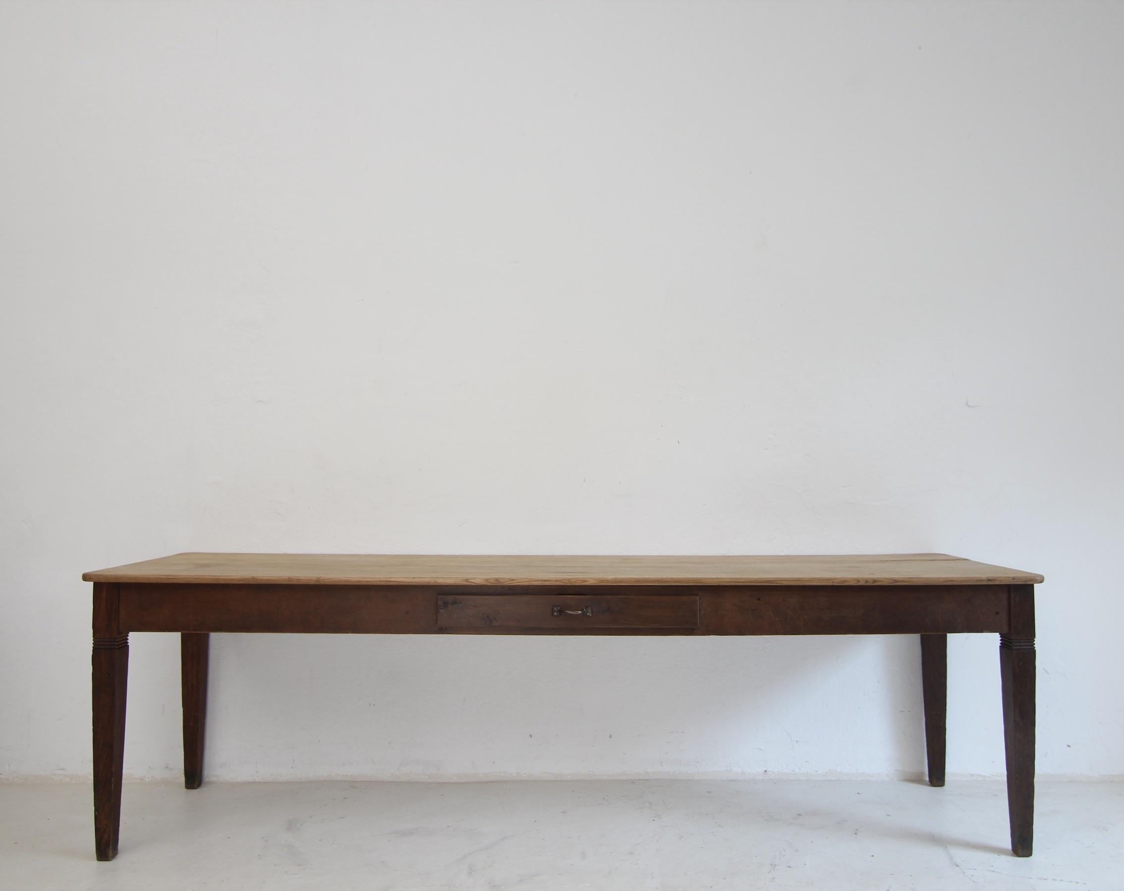 Grande tavolo o tavolo da pranzo dell'inizio del XX secolo. Realizzato in rovere massiccio. Pronto per l'uso quotidiano con un'attraente patina originale.

Struttura del tavolo rettangolare composta da 4 gambe quadrate leggermente affusolate, telaio