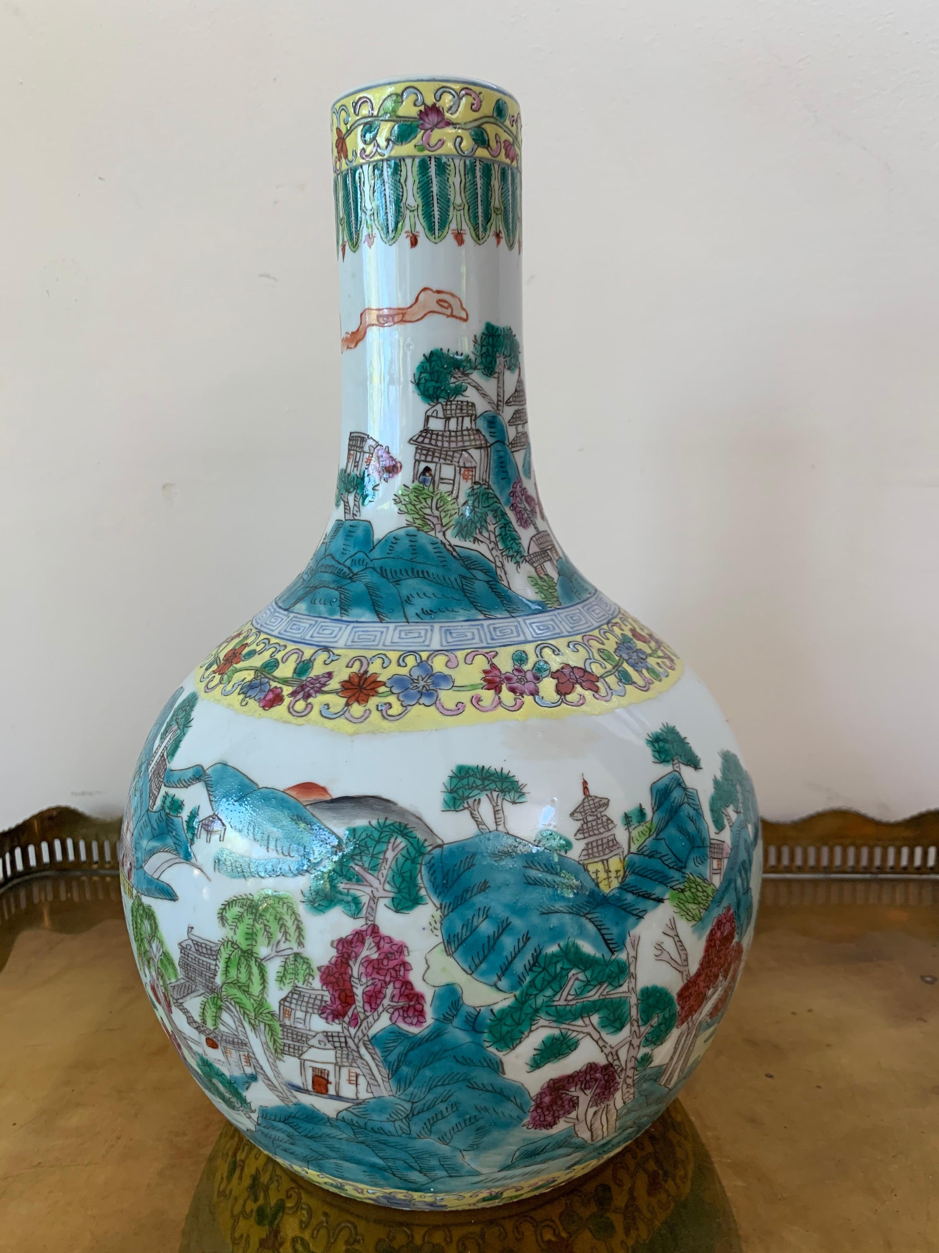 Große Tianqiuping-Vase oder kugelförmige Cloisonné-Vase aus dem frühen 20. Cloisonné-Emaille von höchster Qualität, mit einem Hintergrund mit grafischen Szenen und Blumenmustern und mit drei großen rahmenartigen Einsätzen mit detaillierten