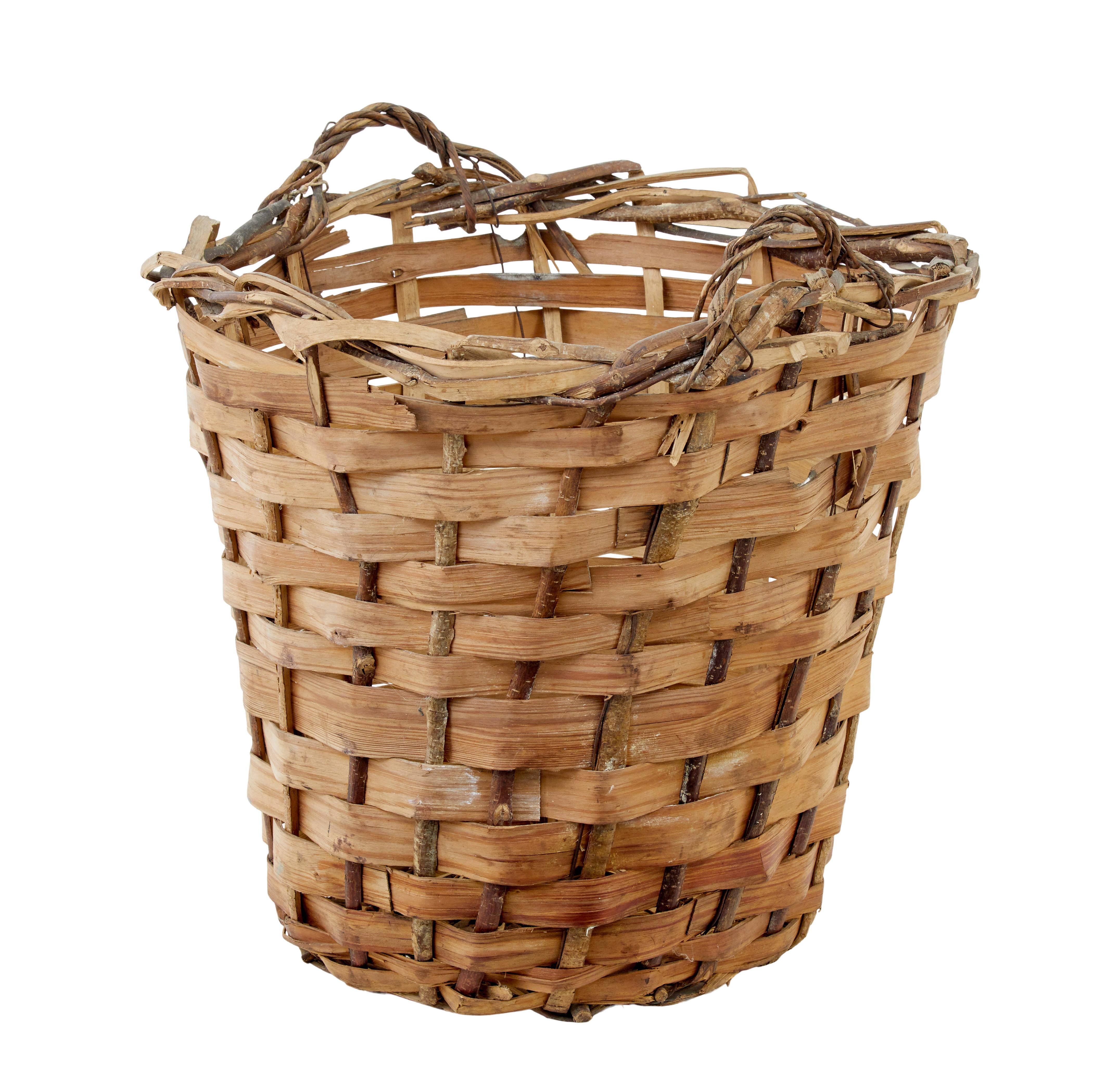 Gran cesta tejida de principios del siglo XX, hacia 1910.

Cesta escandinava tejida de pino con marco de madera blanda.  Ideal como cubo de registro de uso ligero, o para guardar esos zapatos en el guardarropa.

Algunas pequeñas pérdidas y roturas,