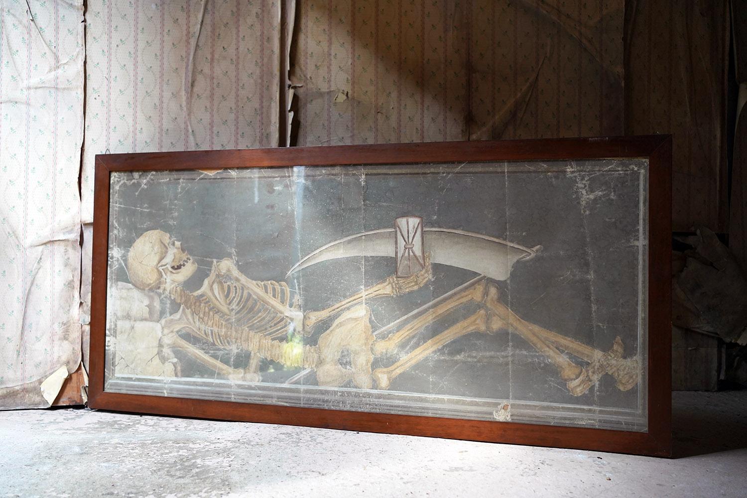 Large Early 20thC Italian Oil on Canvas Memento Mori Painting of a Skeleton In Good Condition In Bedford, Bedfordshire