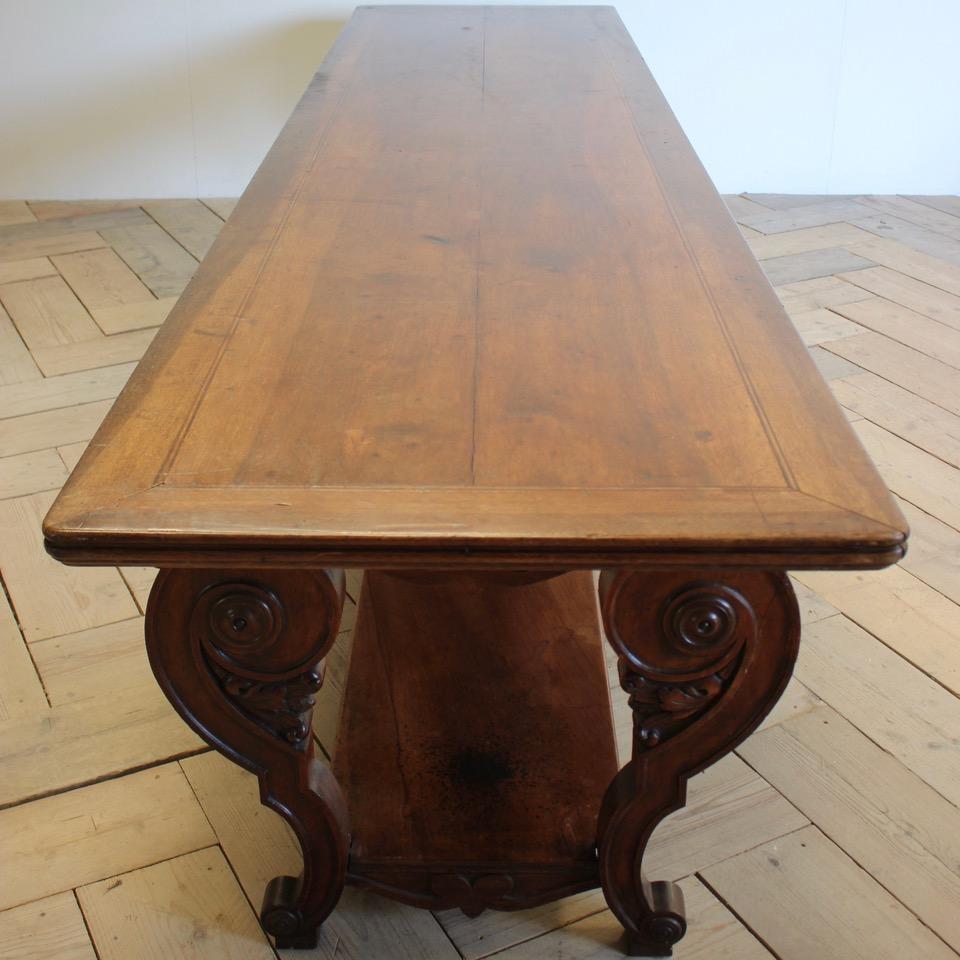 Large Early 19th Century French Walnut Dining Table In Good Condition In Gloucestershire, GB