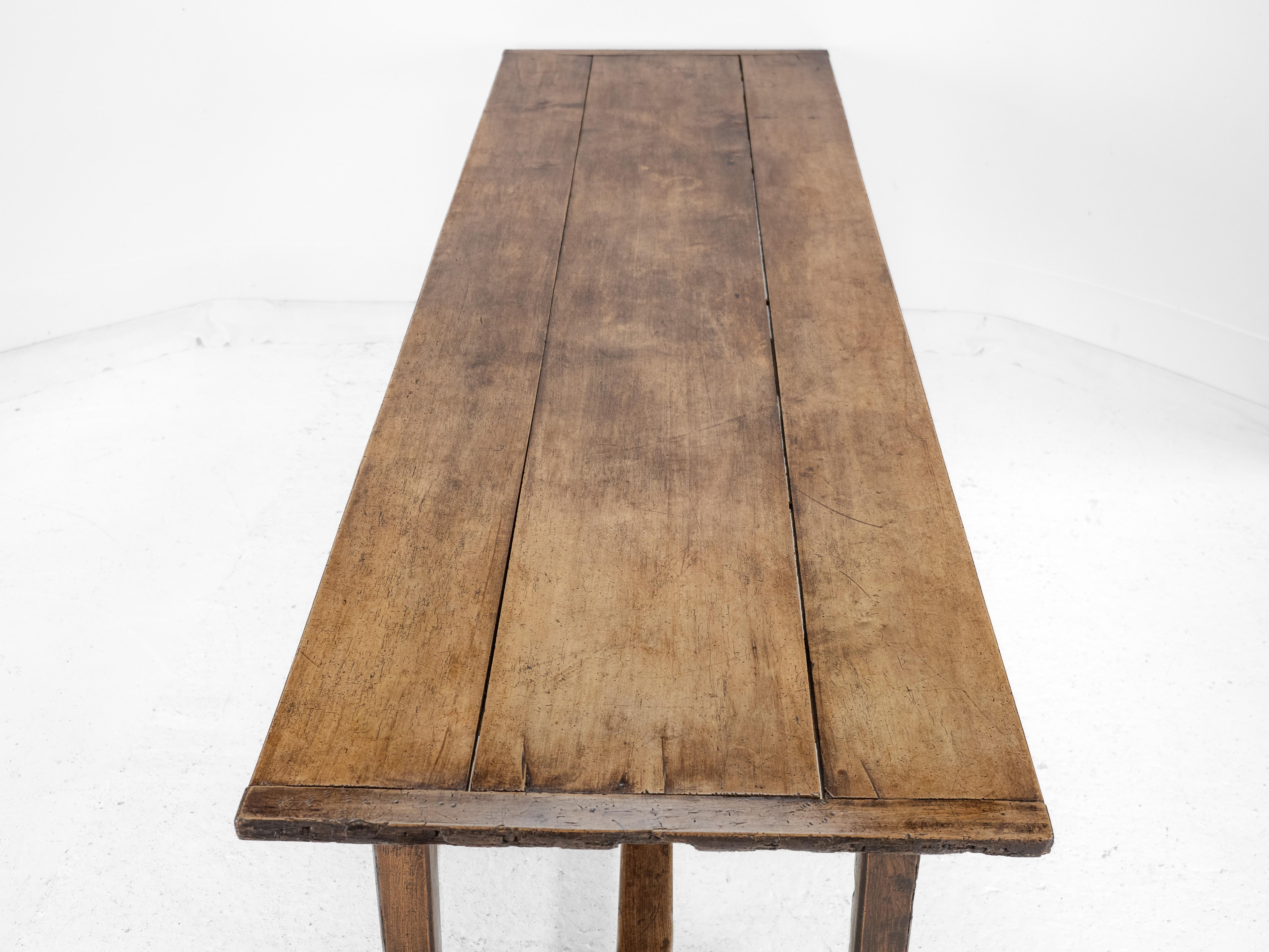 Gran mesa de comedor de granja francesa de principios del siglo XIX de madera de peral y olmo en venta 4